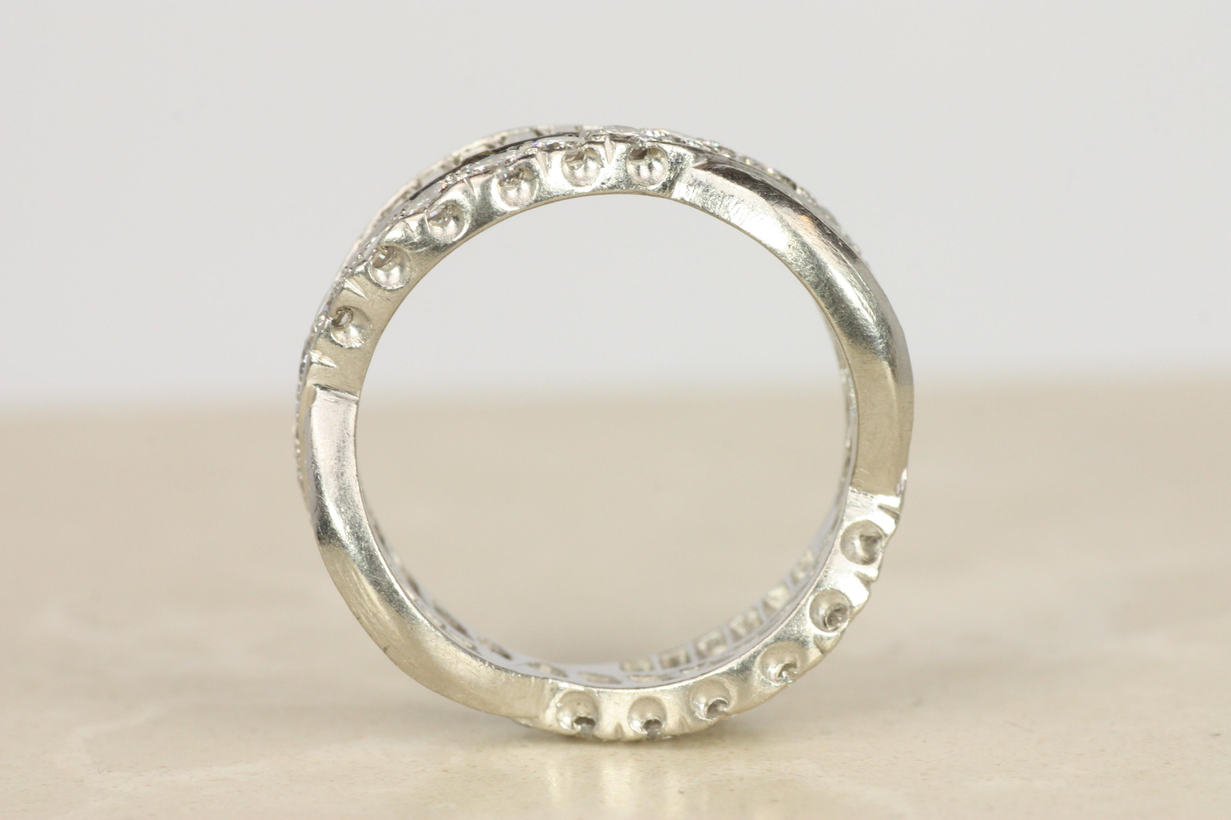 Alianza de boda vintage de los años 50 en platino con hélice tejida de diamantes baguette y redondos en venta 2