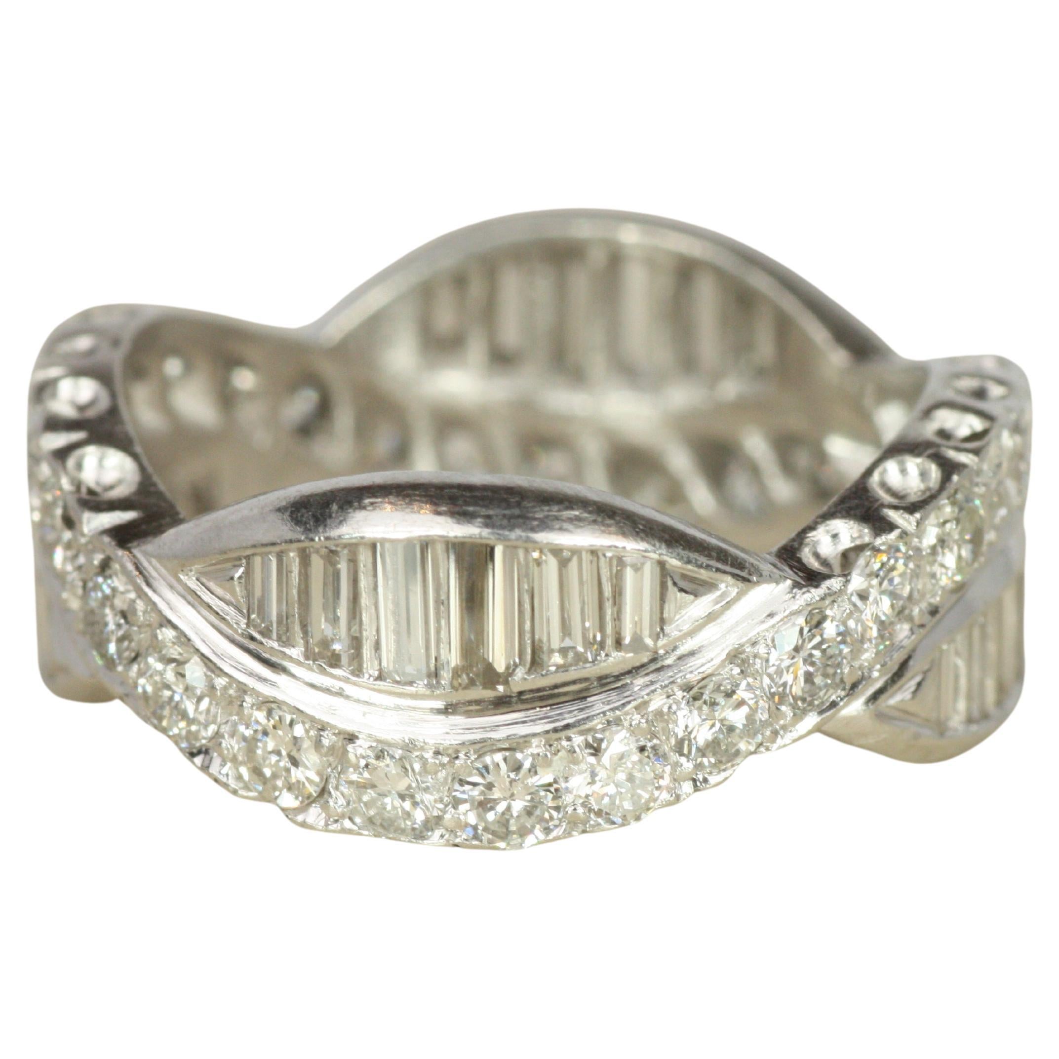 Alianza de boda vintage de los años 50 en platino con hélice tejida de diamantes baguette y redondos