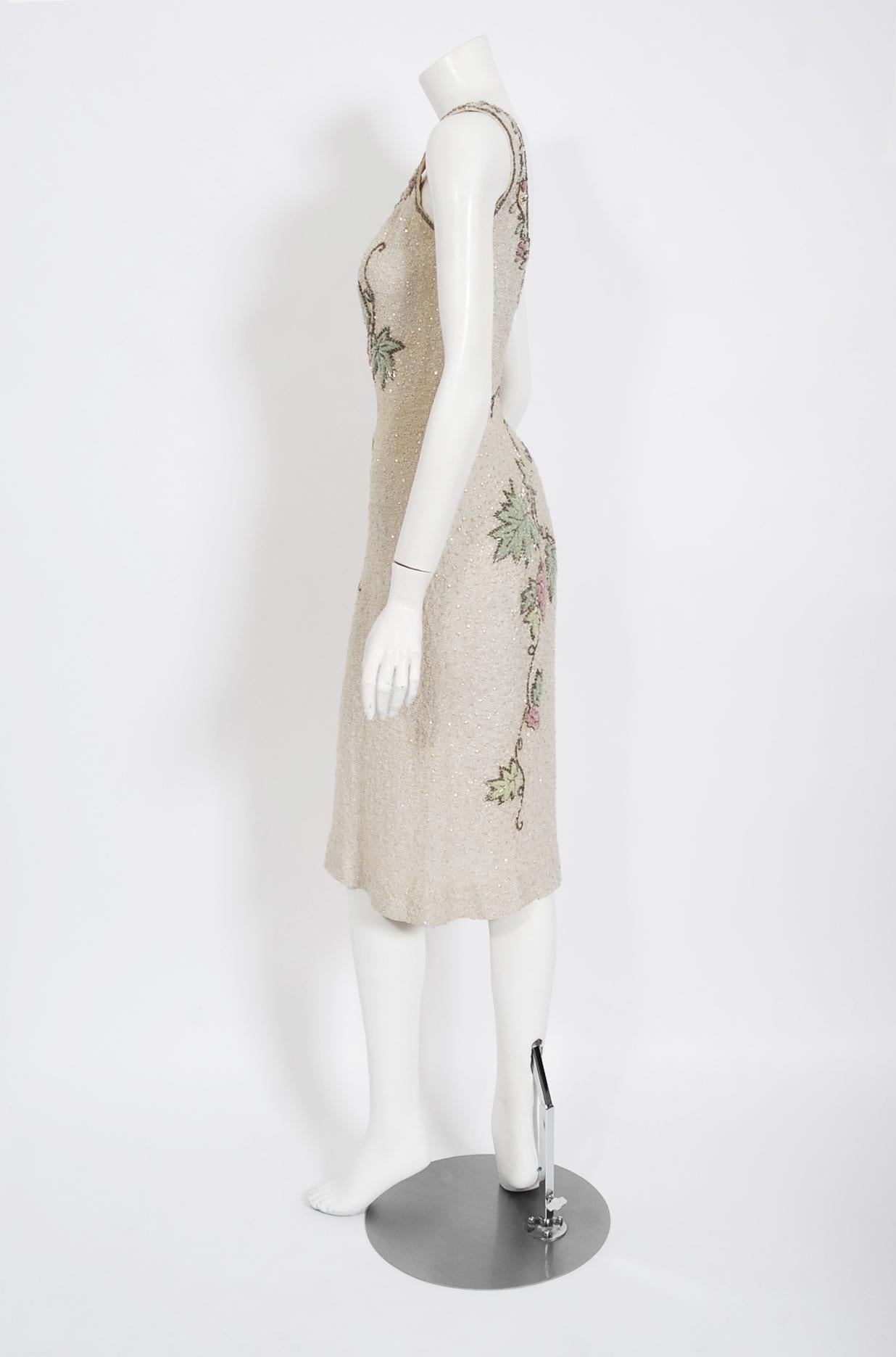 Perlenbesetztes Weinrebenmotiv Handgestricktes Sanduhrkleid aus Wolle mit Pailletten:: 1950er Jahre im Zustand „Gut“ in Beverly Hills, CA