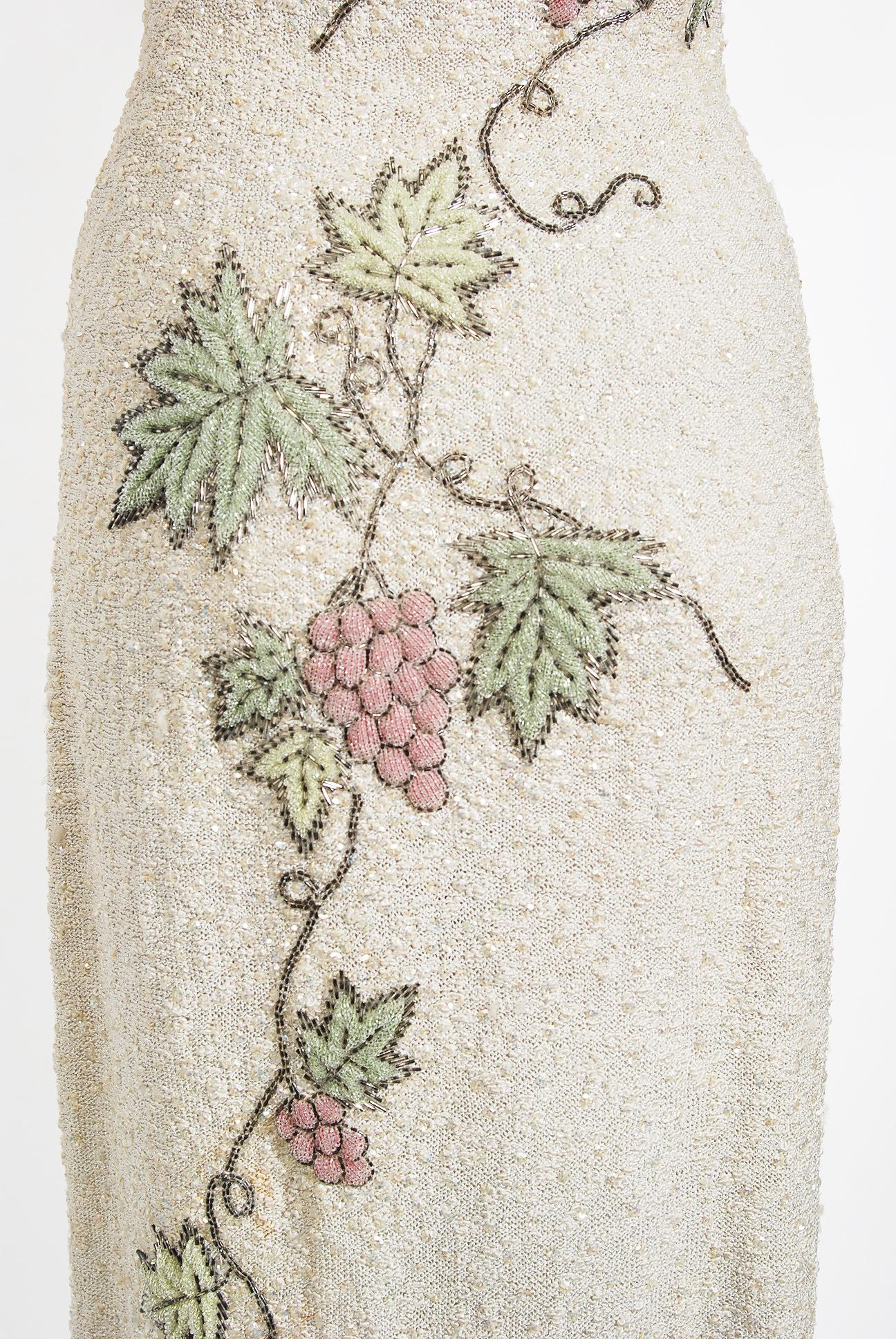 Perlenbesetztes Weinrebenmotiv Handgestricktes Sanduhrkleid aus Wolle mit Pailletten:: 1950er Jahre 2