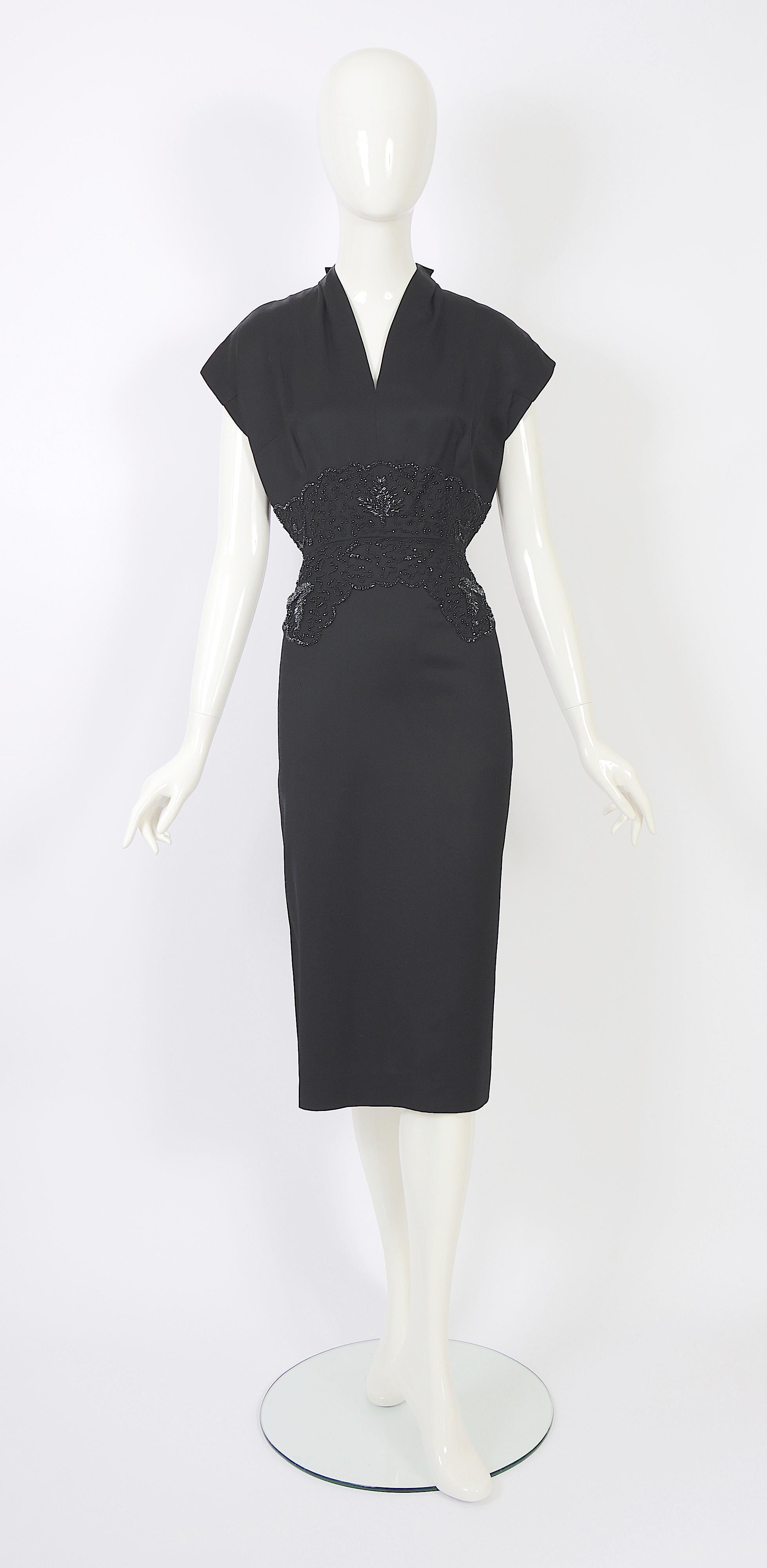 Cette magnifique robe haute couture Lancel des années 1950 présente une taille perlée et est confectionnée dans une laine luxueuse. 
La robe n'est pas doublée, car il était courant à l'époque de porter une robe ou un tailleur de lingerie séparé. 
Il