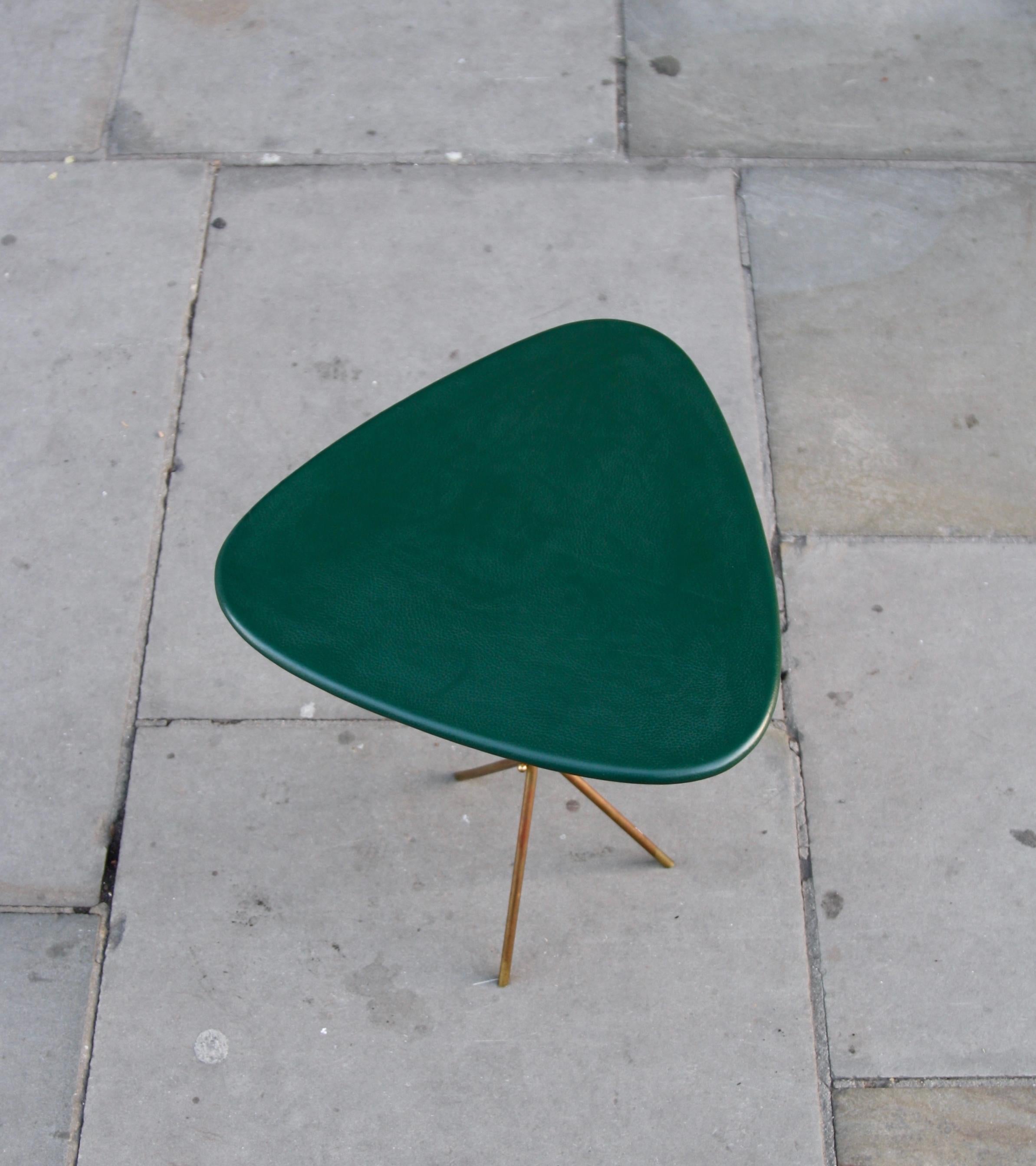 A slender collapsible tripod table designed by Carl Auböck II circa 1955 and made by Auböck IV in the same workshop in Vienna circa 2000.
The biomorphic tabletop, made of carved solid oak, has been newly clad in a rich-leaf-green colored