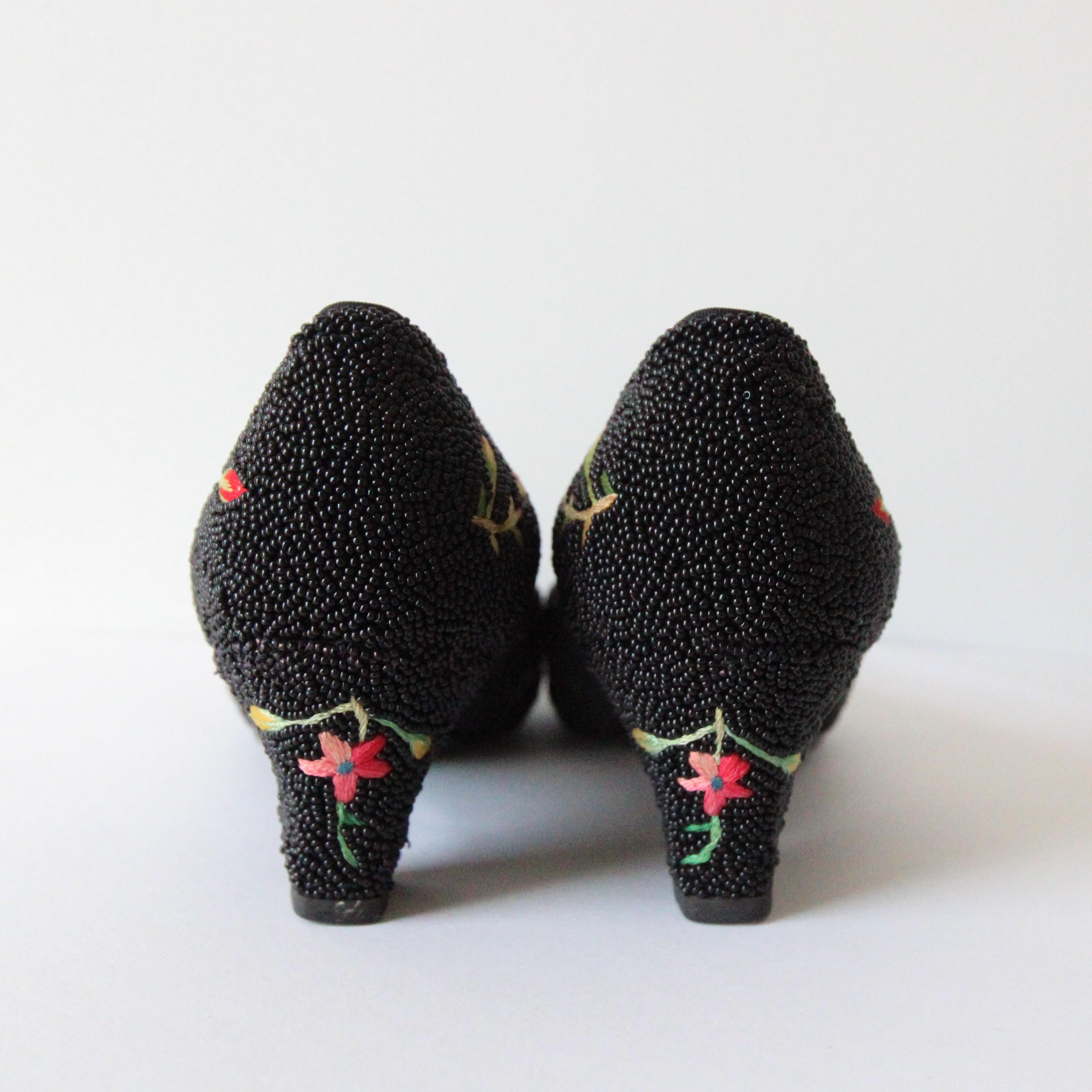Vintage 1950's black beaded and embroidered heels floral shoes UK 4 US 6 EU 36 In Good Condition For Sale In Cheltenham, GB