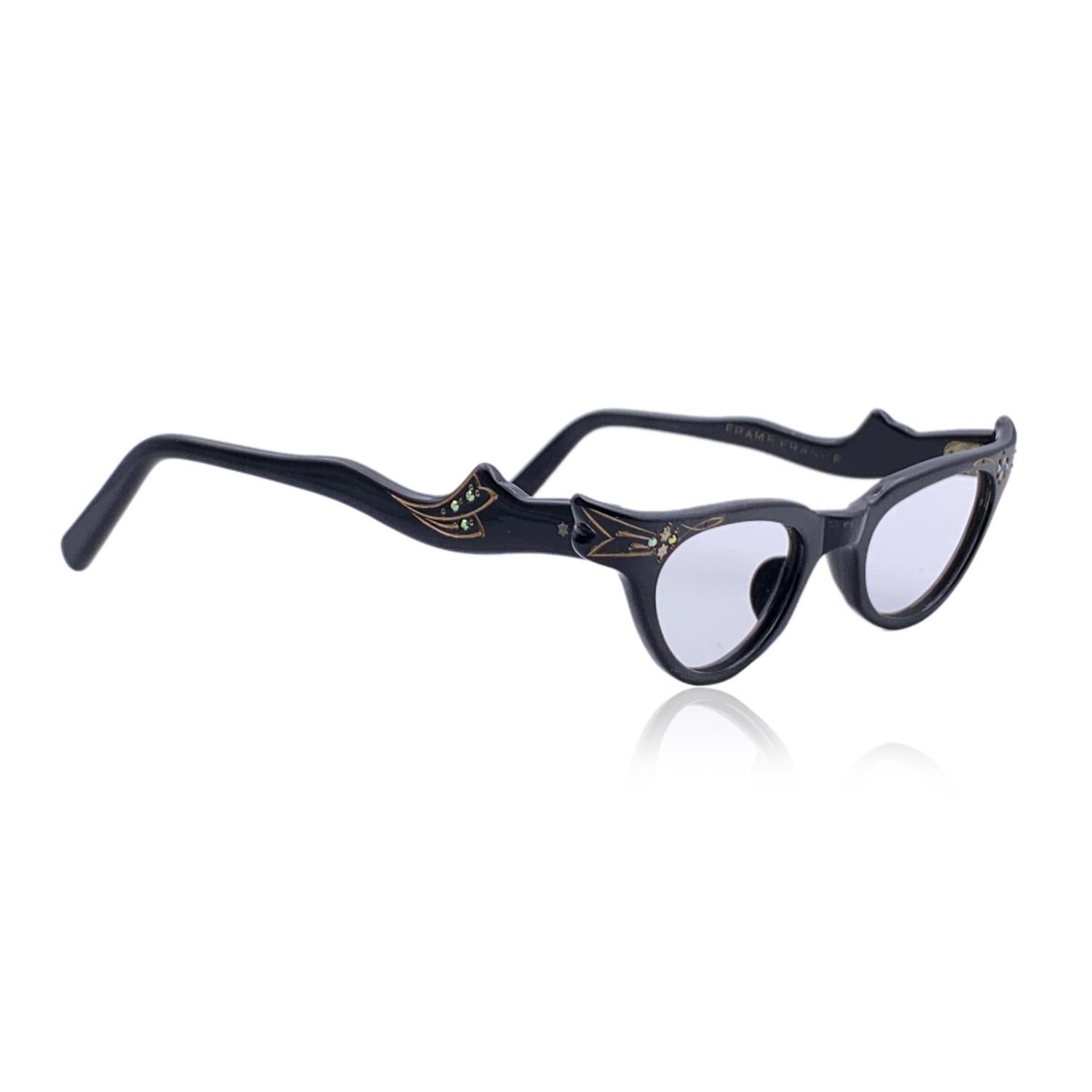 Unique vintage cat-eye frame, timeless and classy. Made with an acetate black based frame with rhinestones and small golden studs detailing on corners. Made in France.

Details

MATERIAL: Acetate

COLOR: Black

MODEL: -

GENDER: Women

COUNTRY OF