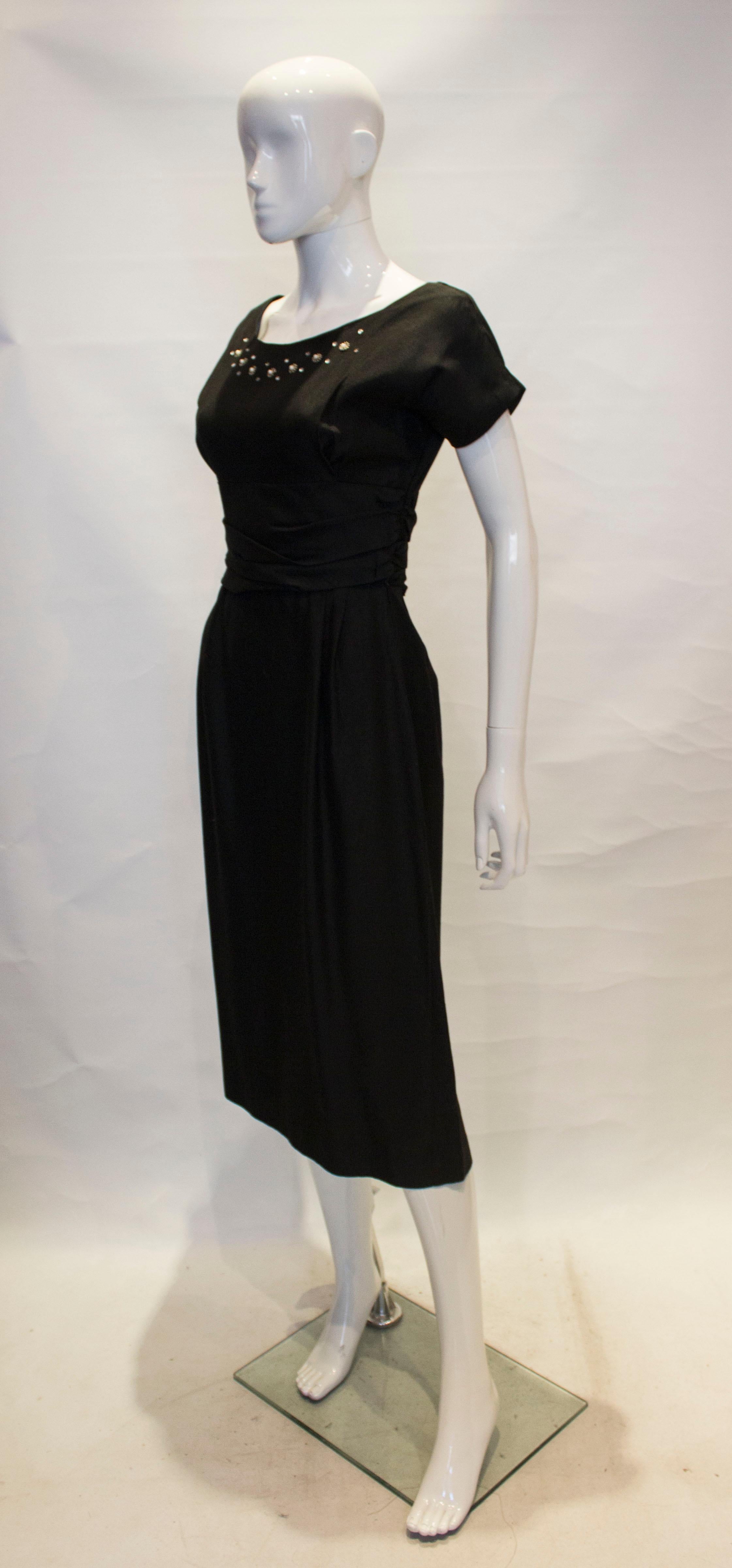 Noir Robe de cocktail noire vintage des années 1950 en vente