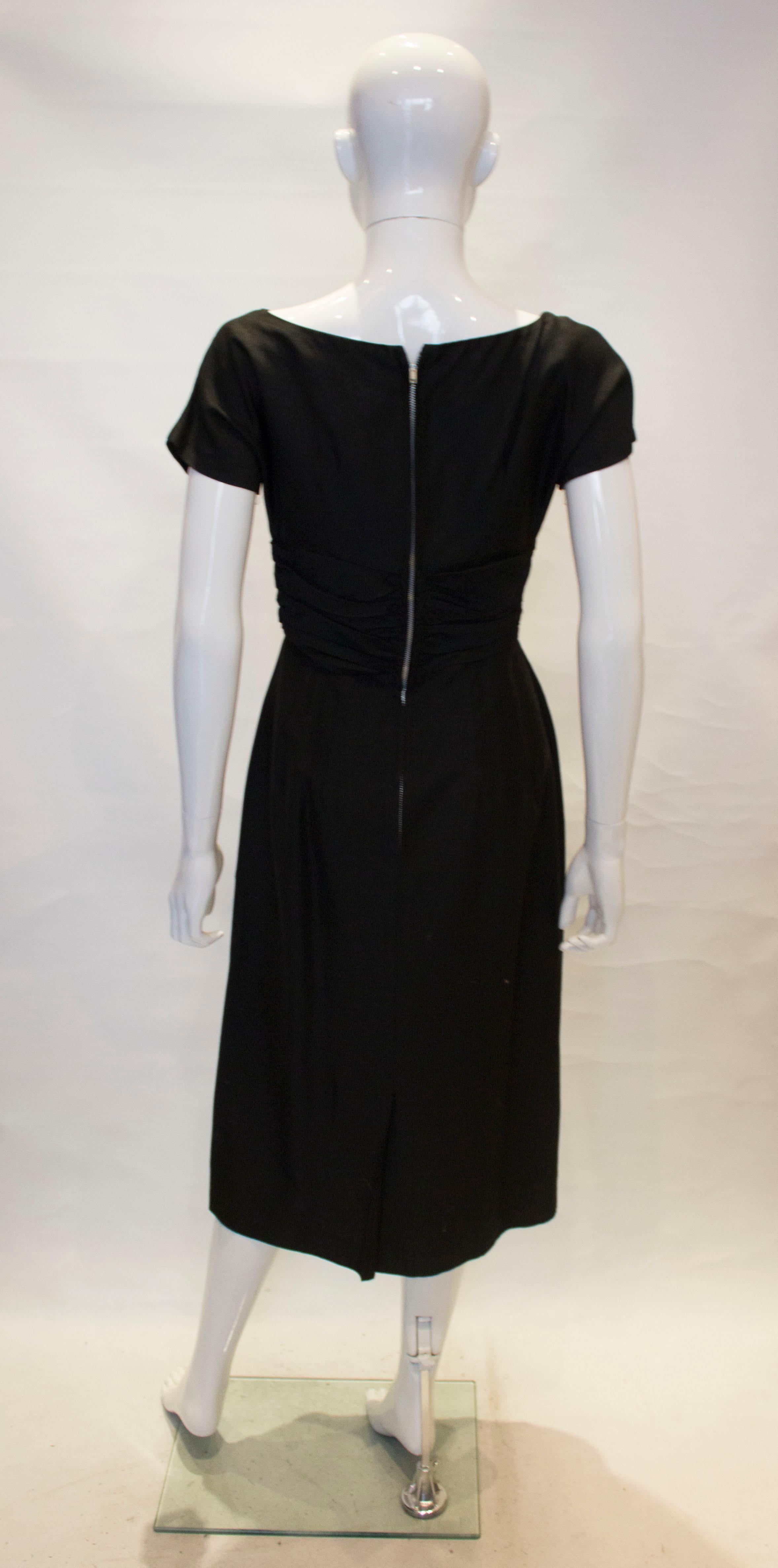 Robe de cocktail noire vintage des années 1950 en vente 2