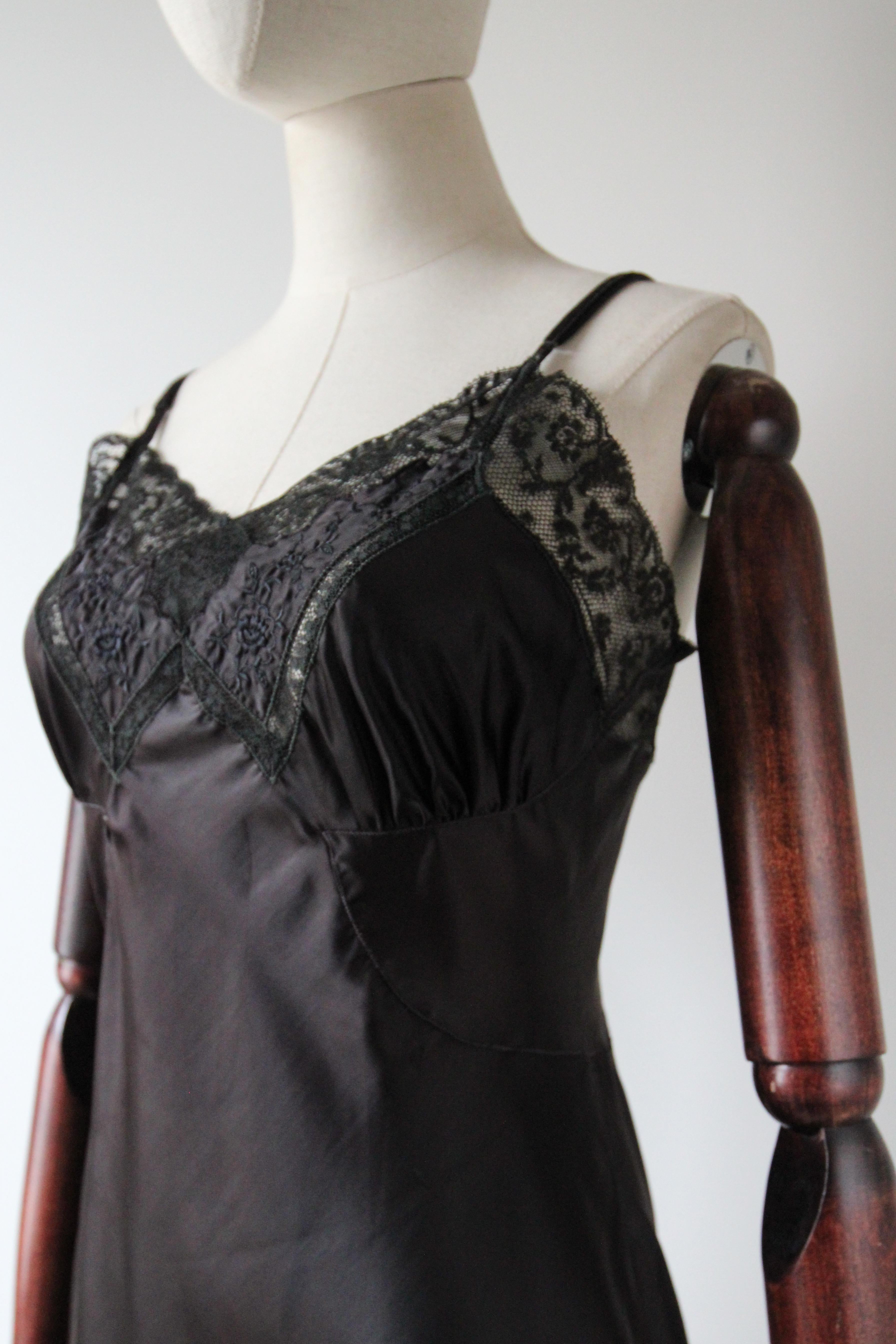 Vintage 1950's black nylon satin dress slip 1950's lace satin slip UK 10-12 US 6 For Sale 2