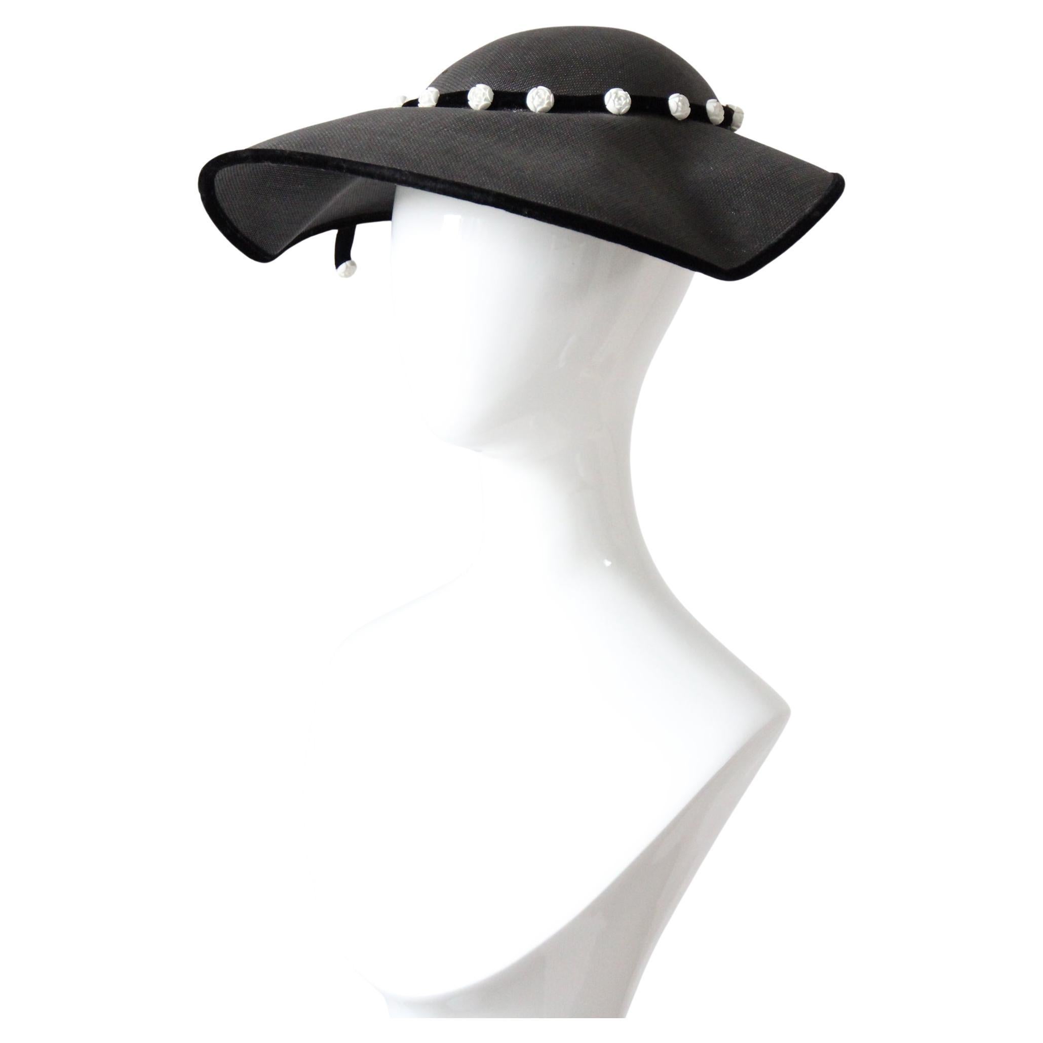 Vintage anni '50 Cappello a piattino in paglia nero a tesa larga in velluto floreale Cappello Percher