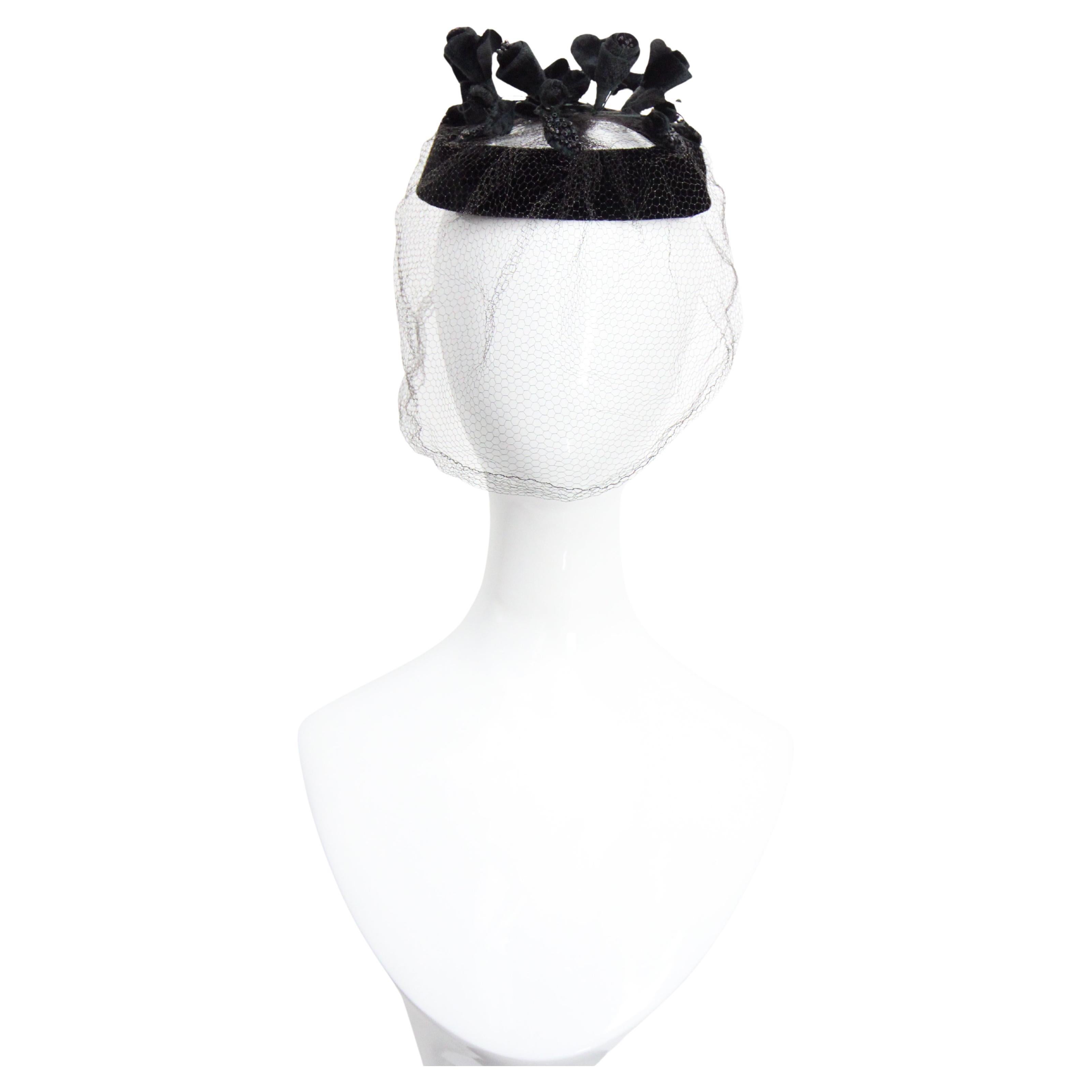 Cappello da cocktail in velluto nero e velo di rete Vintage By 1950, cappello floreale