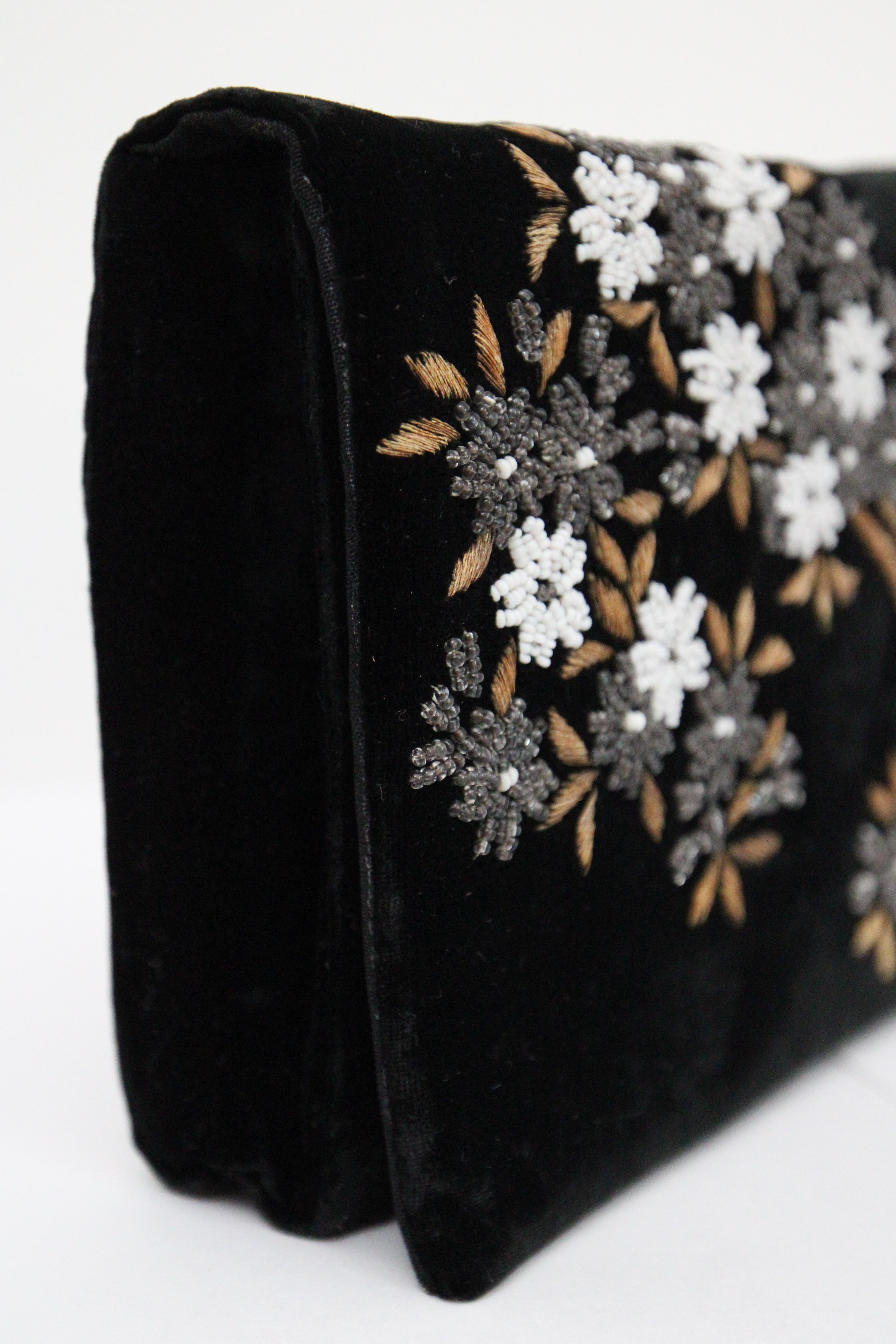 Women's or Men's Vintage 1950's Black Velvet Floral Clutch Bag Vintage 1950's Floral Beaded Bag For Sale