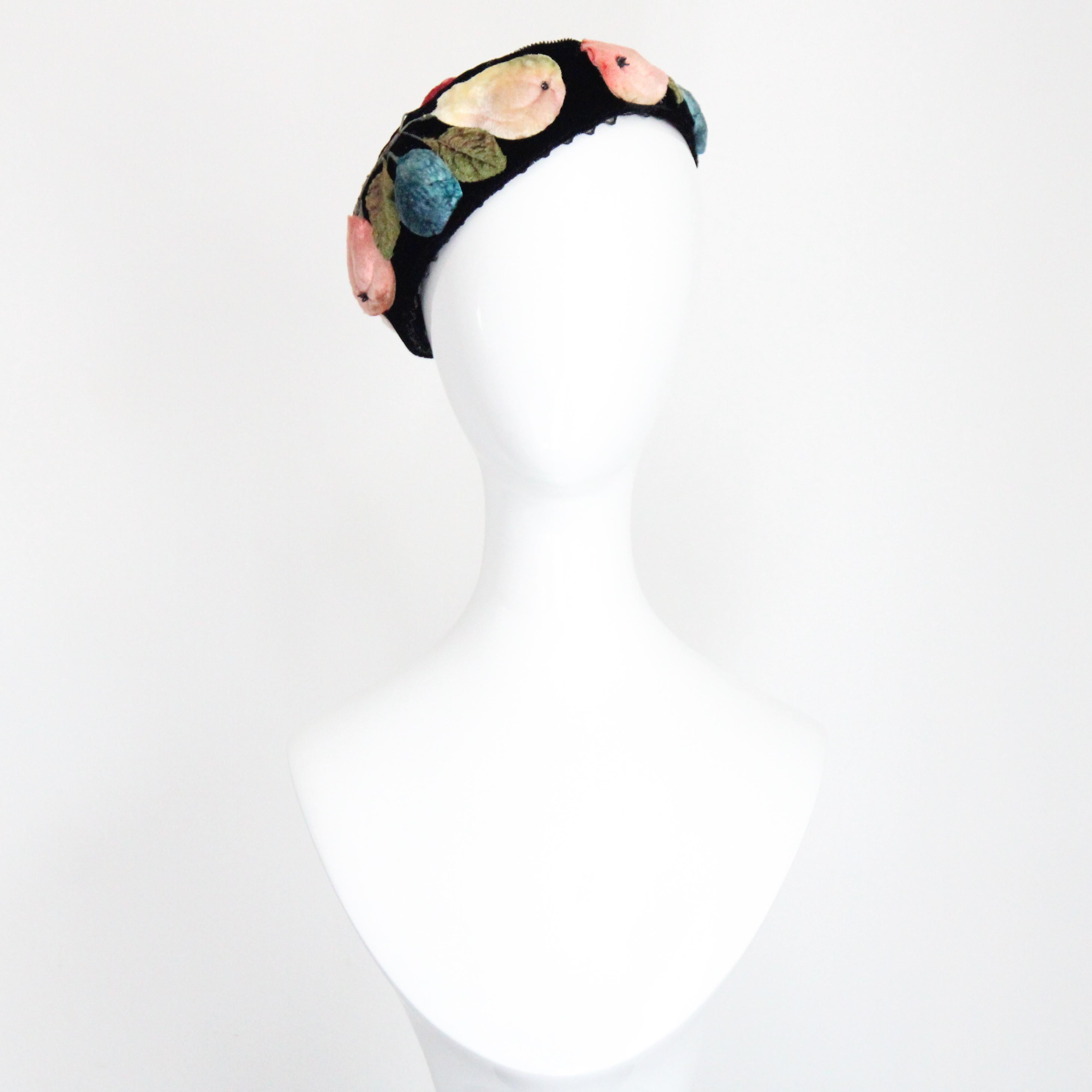 Un soffio d'estate. Questo originale cappello in velluto nero degli anni '50, costruito su un'ampia base di tulle nero di modisteria, su cui è montato il velluto nero, e decorato con applicazioni di frutta di modisteria in velluto di seta, è il