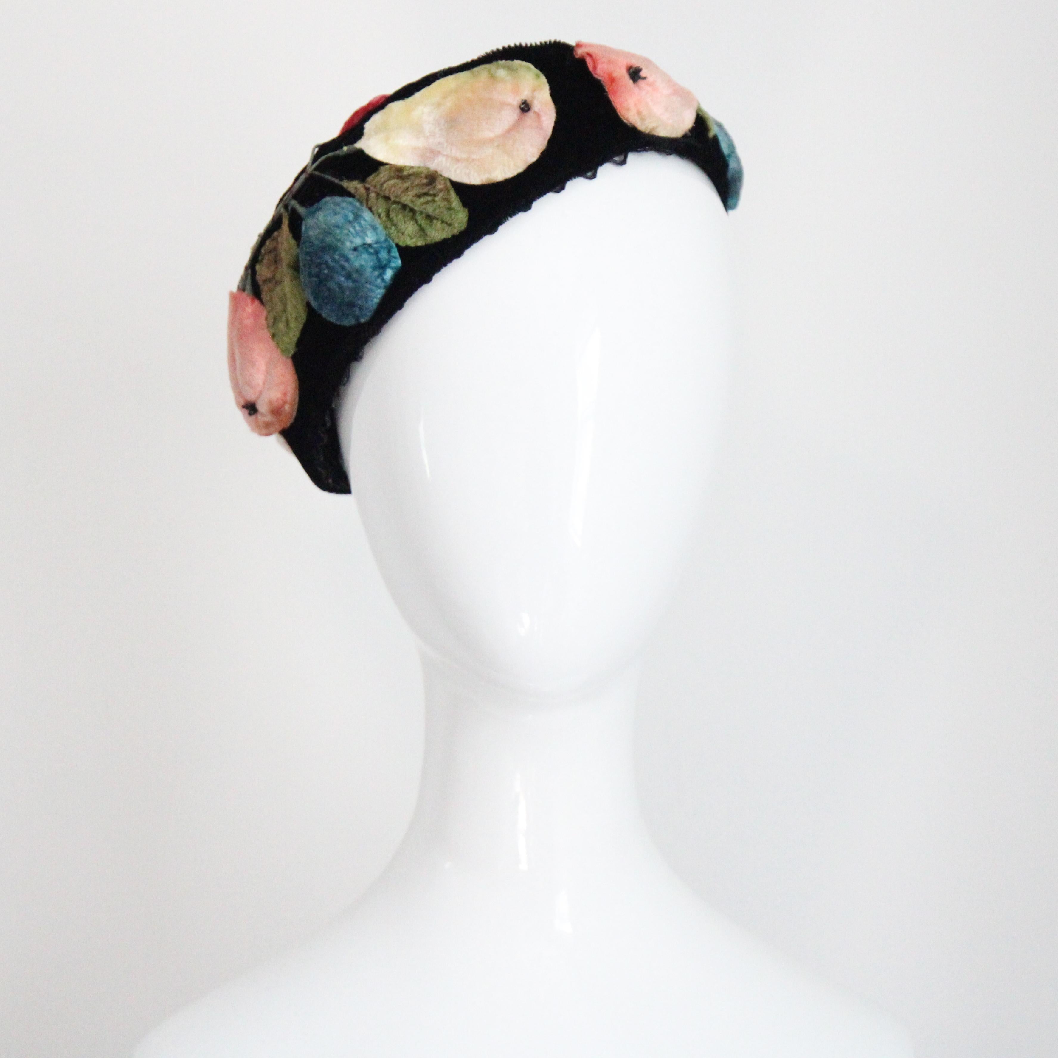 Nero Cappello vintage anni '50 in velluto nero con applicazioni di frutta Cappello vintage anni '50 con applicazioni di frutta in vendita