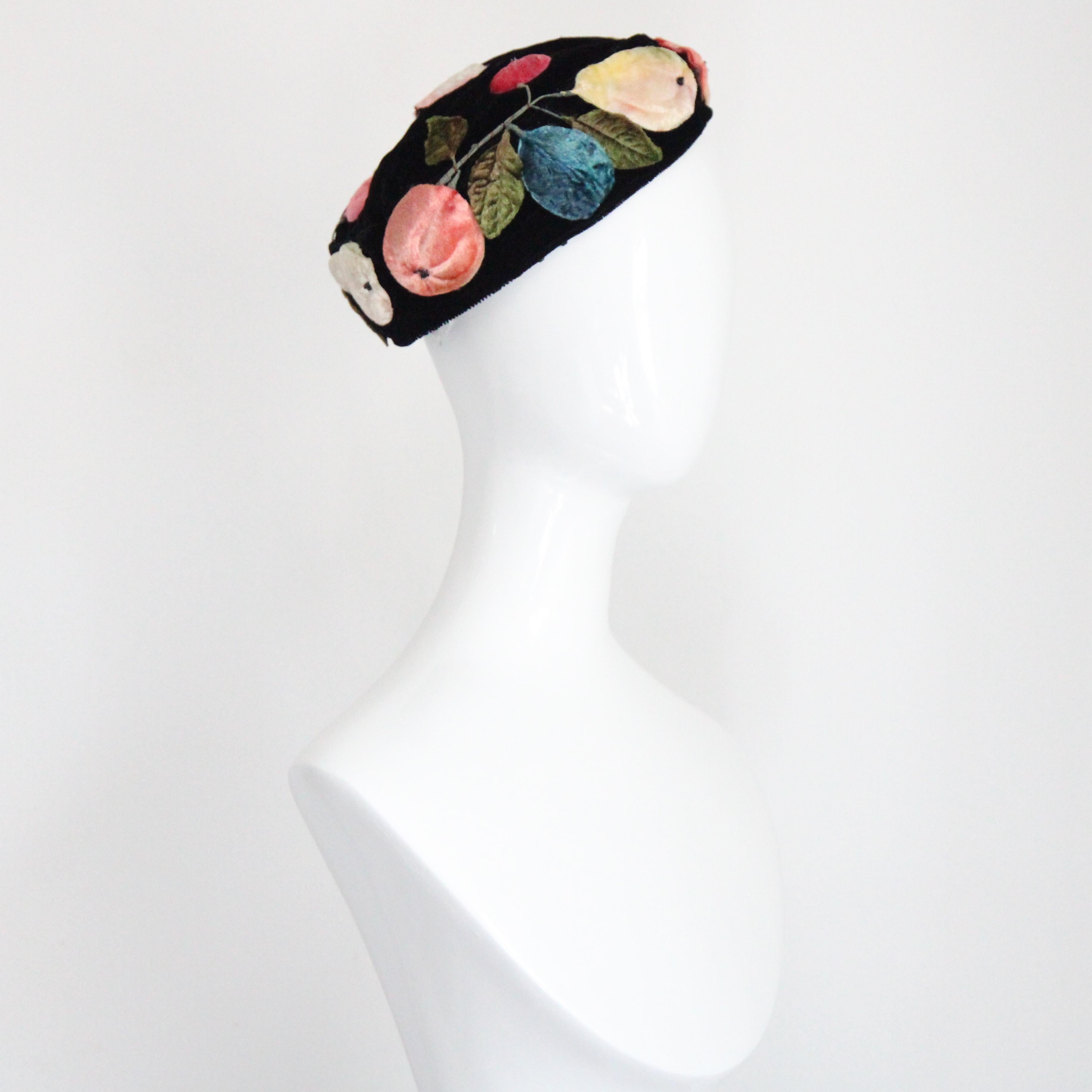Cappello vintage anni '50 in velluto nero con applicazioni di frutta Cappello vintage anni '50 con applicazioni di frutta In condizioni buone in vendita a Cheltenham, GB