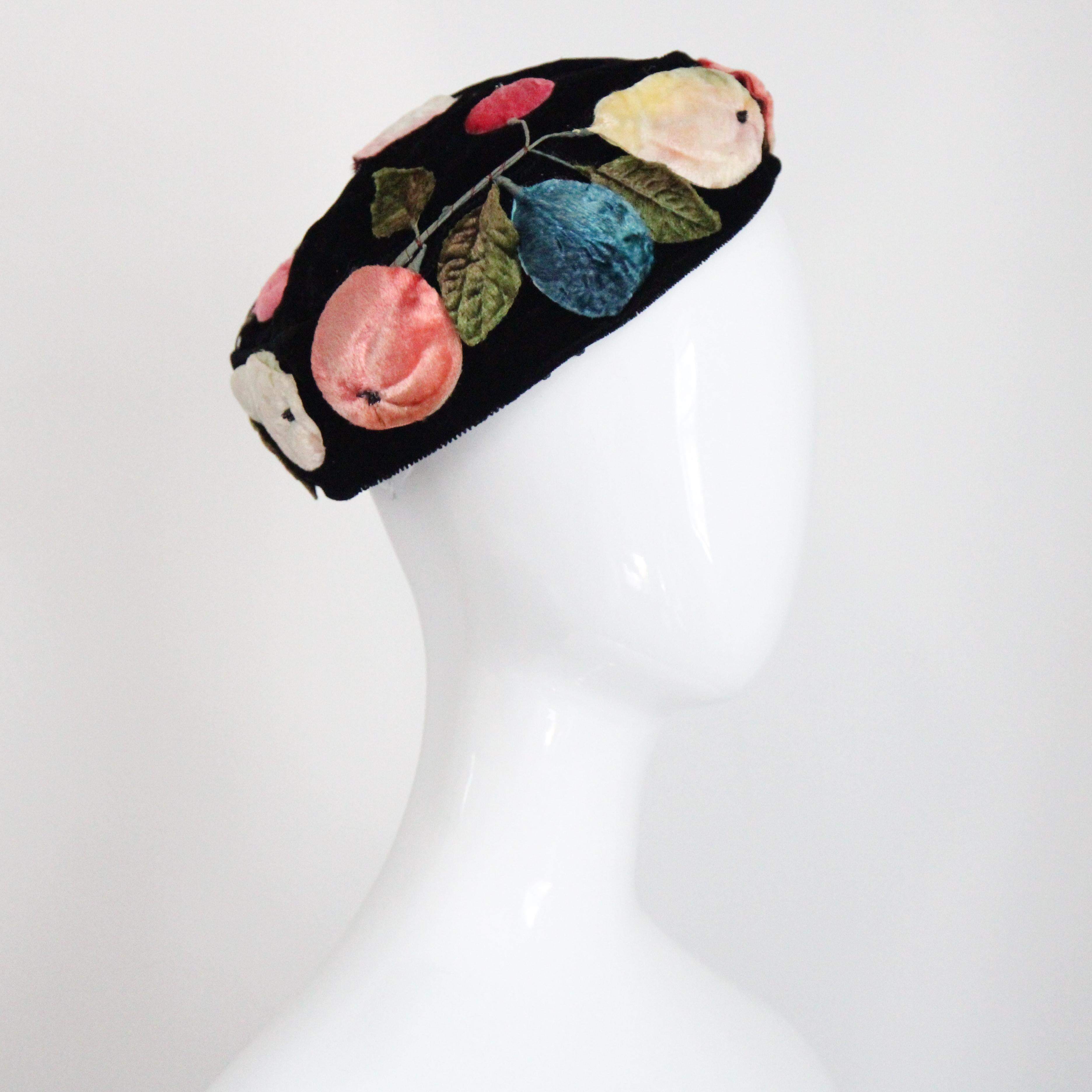 da uomo o donna Cappello vintage anni '50 in velluto nero con applicazioni di frutta Cappello vintage anni '50 con applicazioni di frutta in vendita
