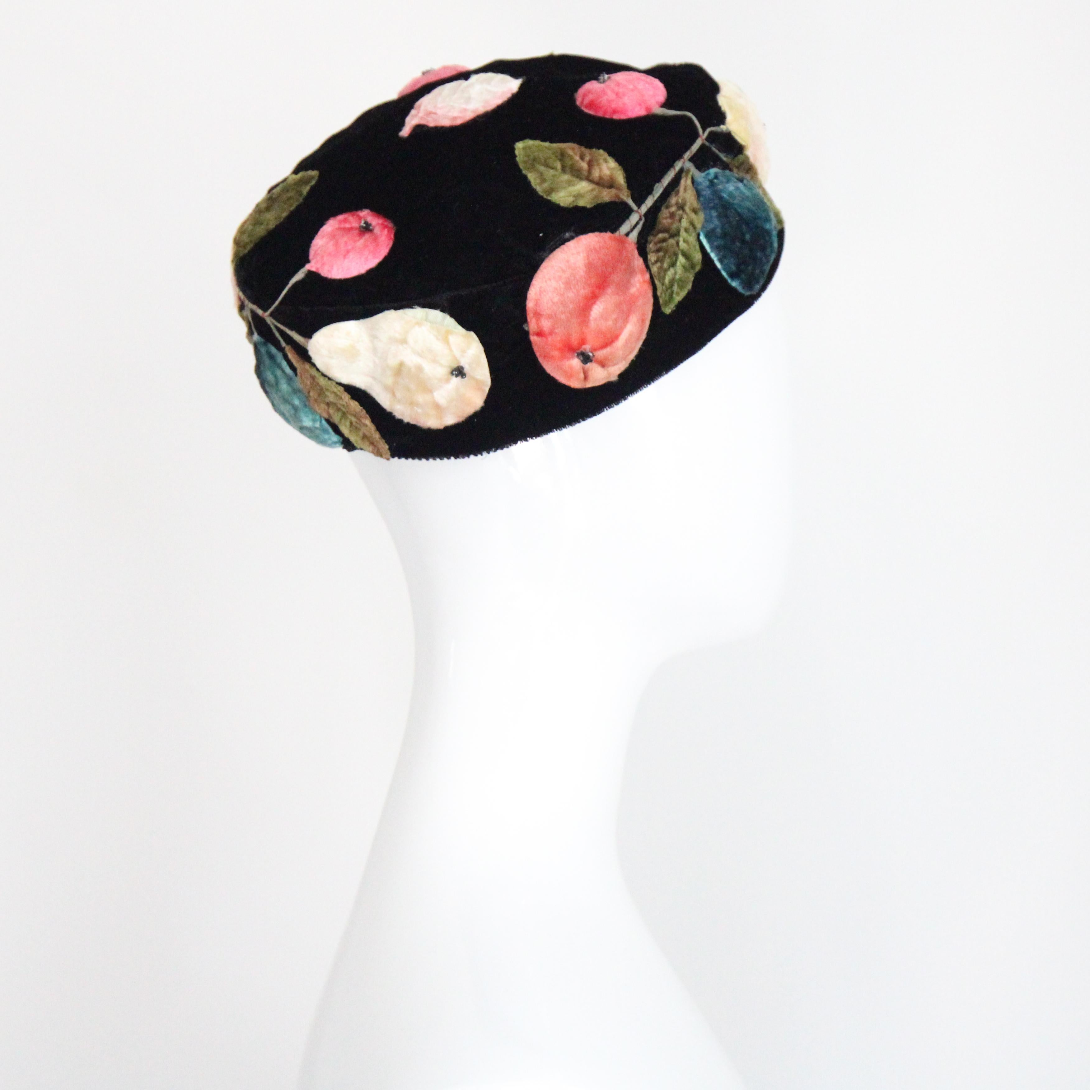 Cappello vintage anni '50 in velluto nero con applicazioni di frutta Cappello vintage anni '50 con applicazioni di frutta in vendita 1