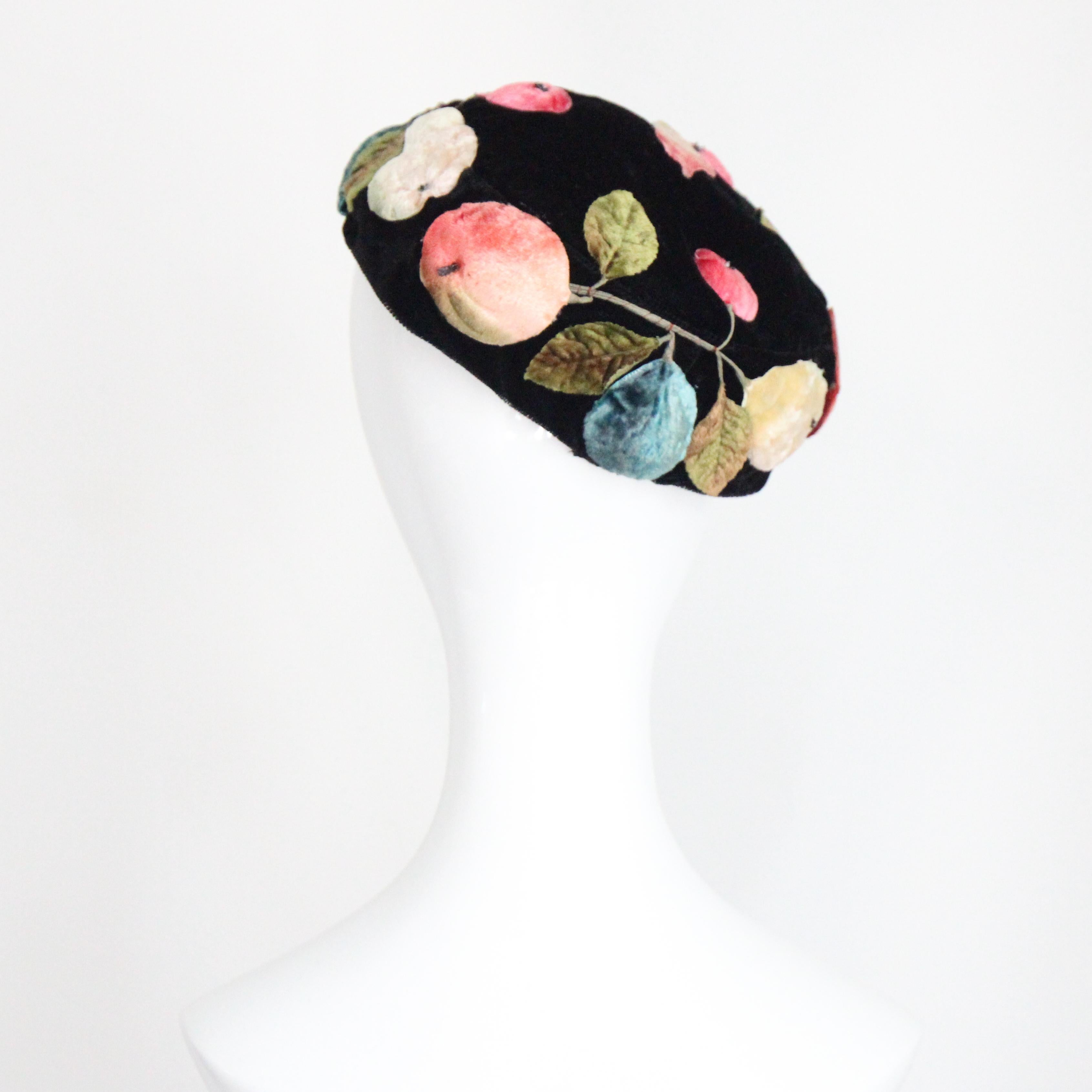 Cappello vintage anni '50 in velluto nero con applicazioni di frutta Cappello vintage anni '50 con applicazioni di frutta in vendita 2