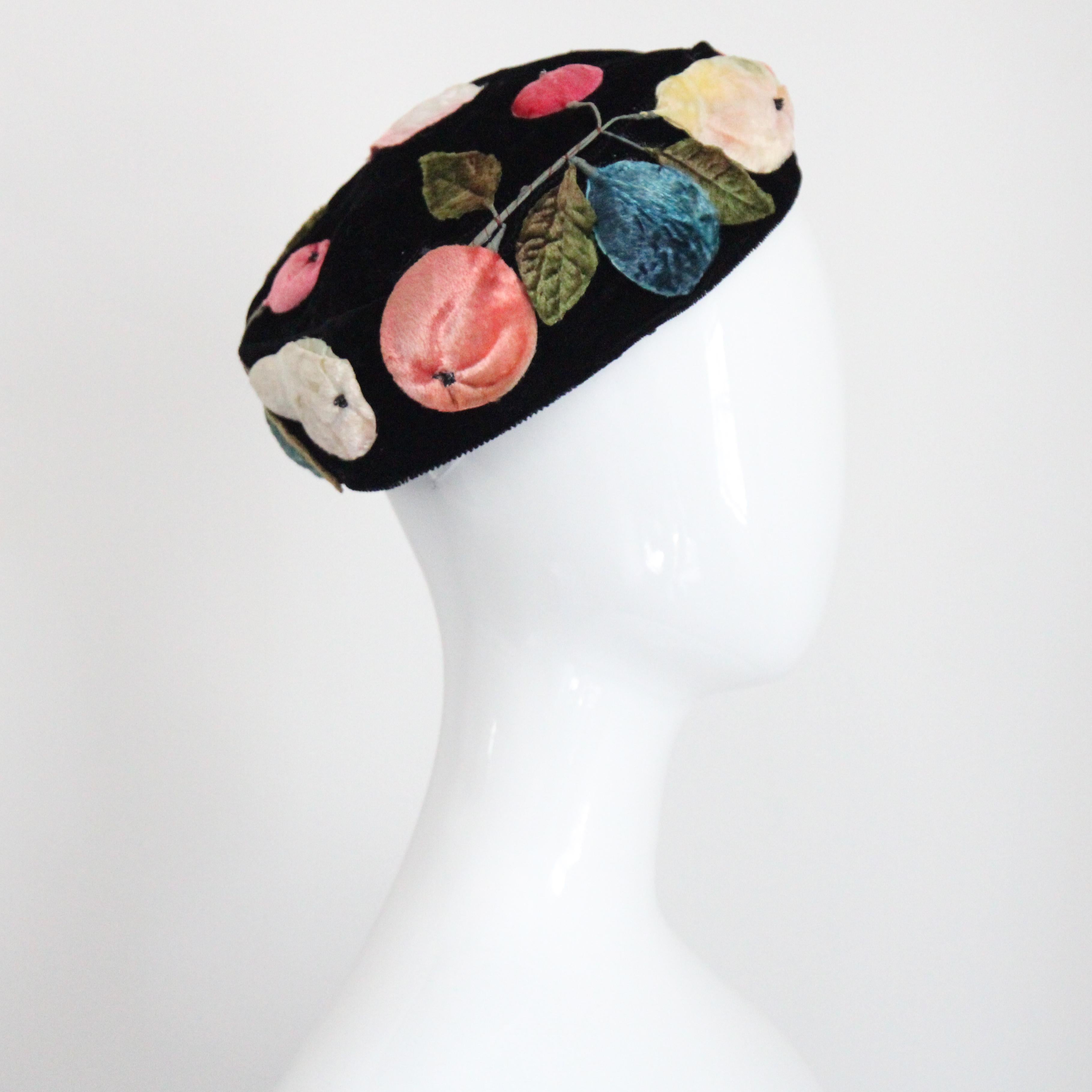 Cappello vintage anni '50 in velluto nero con applicazioni di frutta Cappello vintage anni '50 con applicazioni di frutta in vendita 3