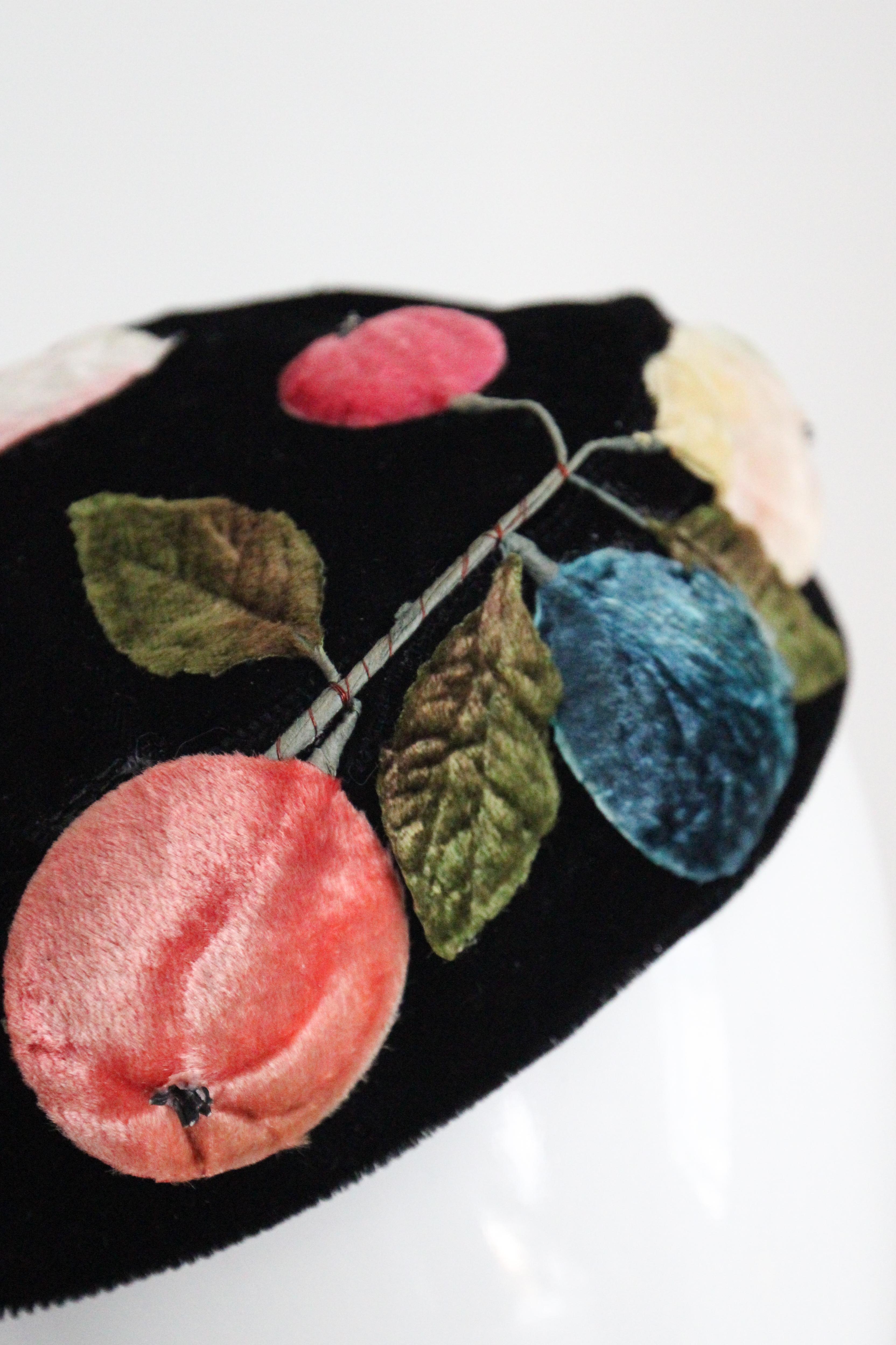 Cappello vintage anni '50 in velluto nero con applicazioni di frutta Cappello vintage anni '50 con applicazioni di frutta in vendita 4