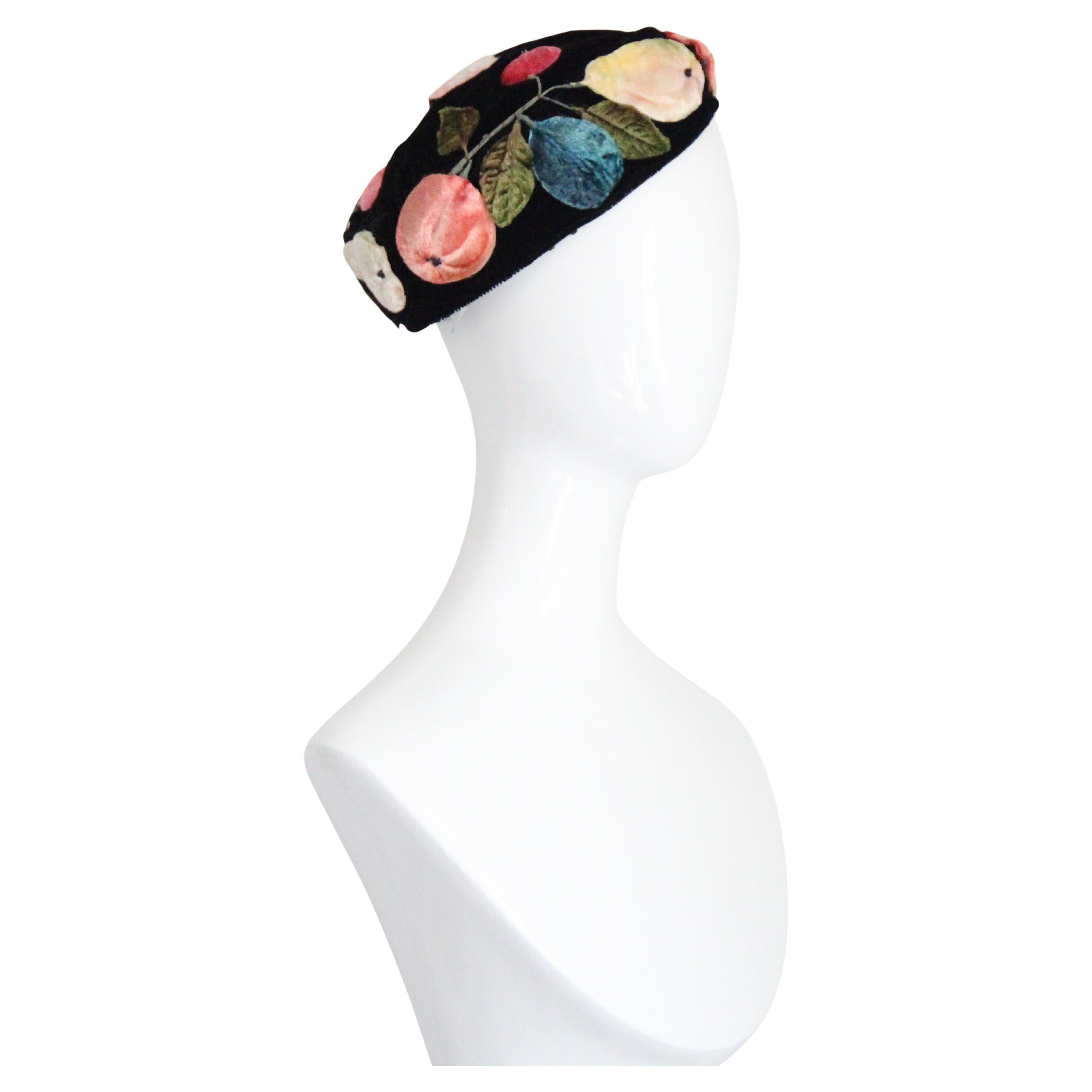 Sombrero vintage años 50 de terciopelo negro con apliques de frutas sombrero vintage años 50 de frutas