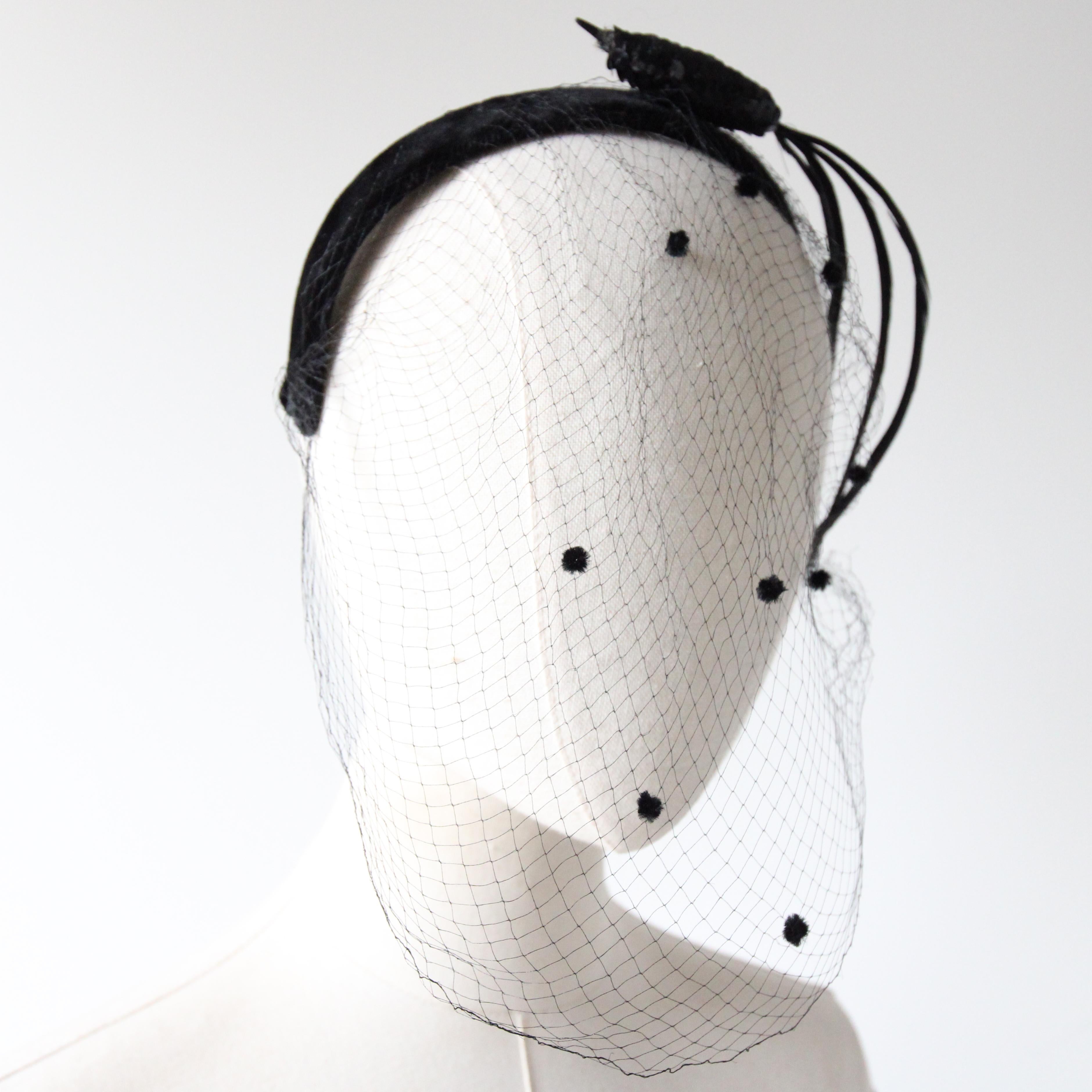 Vintage 1950's black velvet netting hairband bird feather hairband fascinator In Good Condition For Sale In Cheltenham, GB