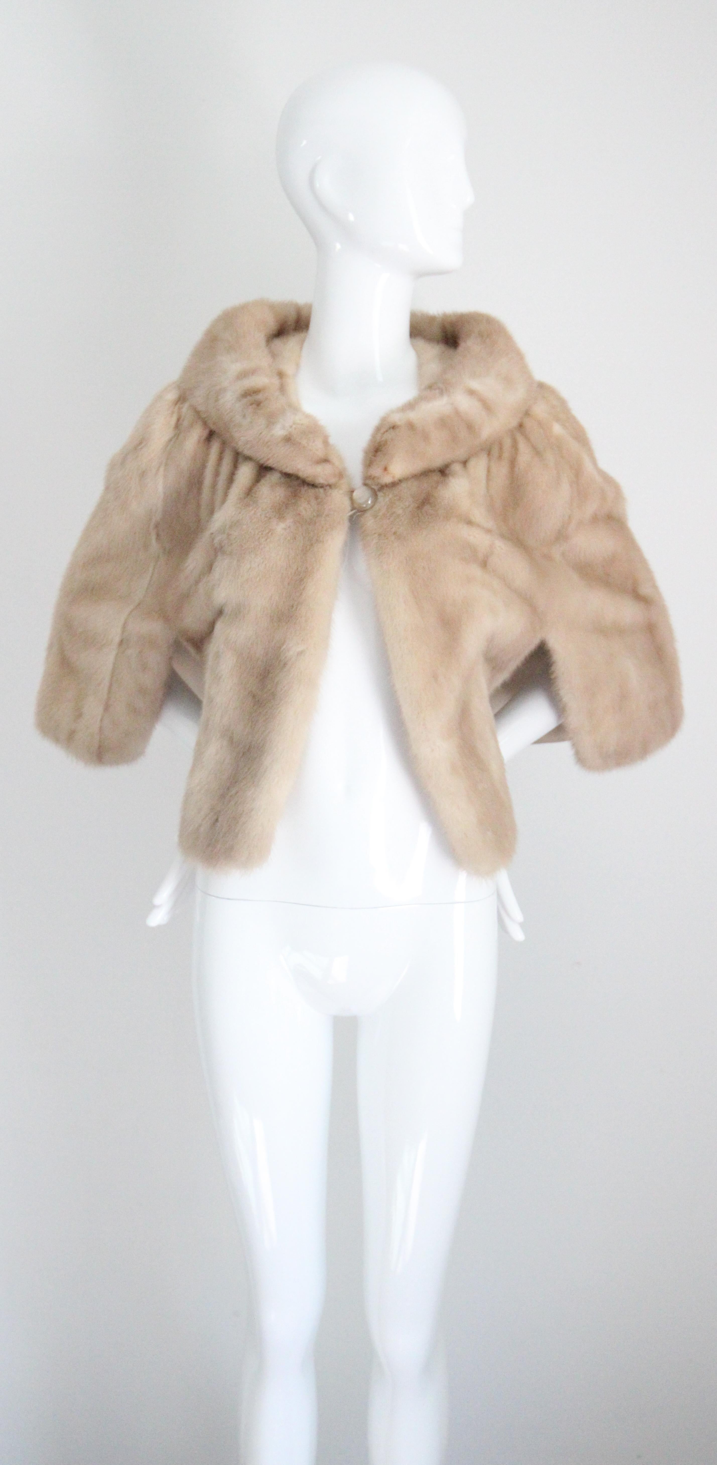 Beige Vintage 1950's Blonde Mink Cape Tiered Collar Shoulder Cape UK 8-14 US 4-10 For Sale