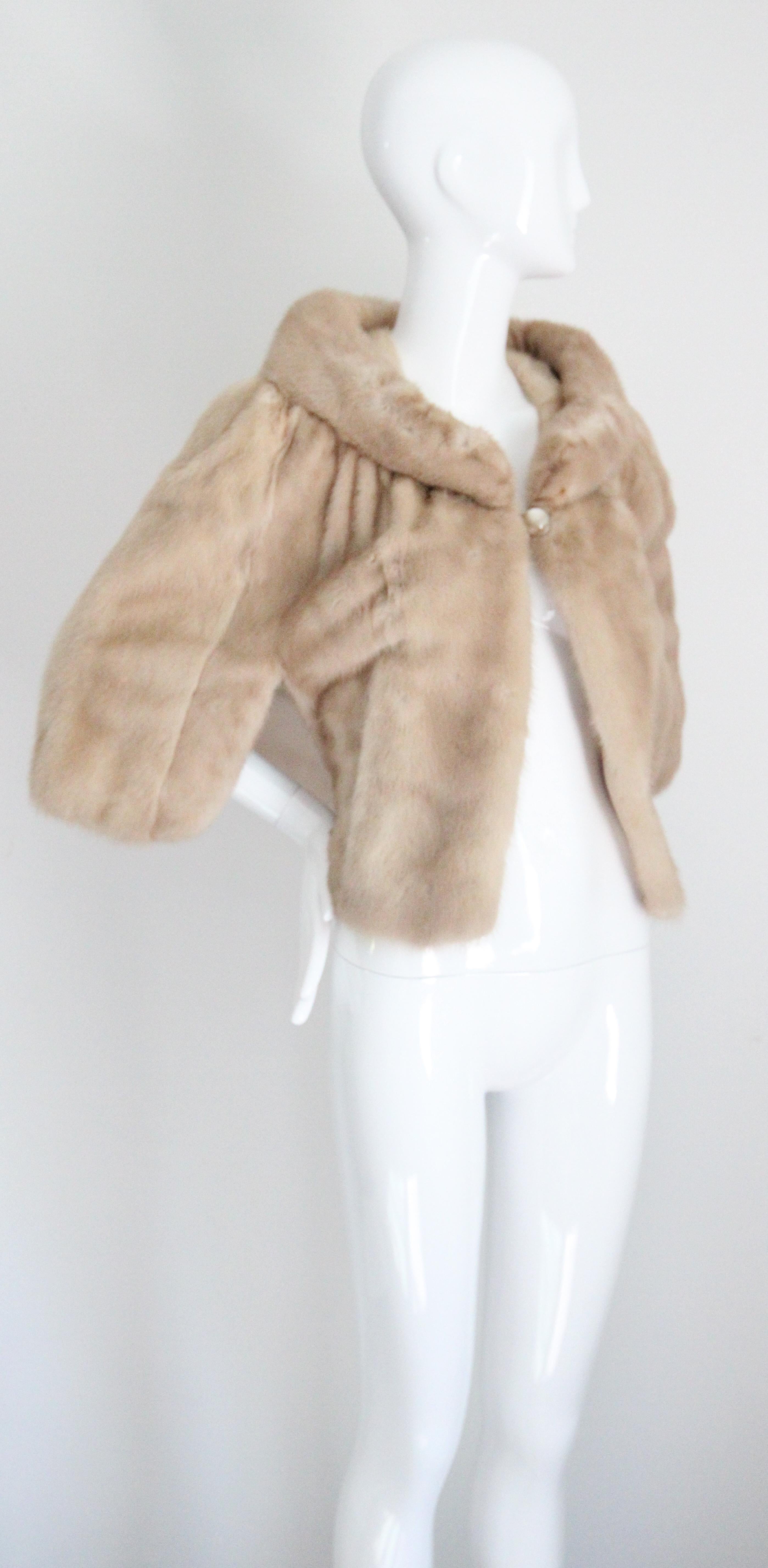 Women's or Men's Vintage 1950's Blonde Mink Cape Tiered Collar Shoulder Cape UK 8-14 US 4-10 For Sale
