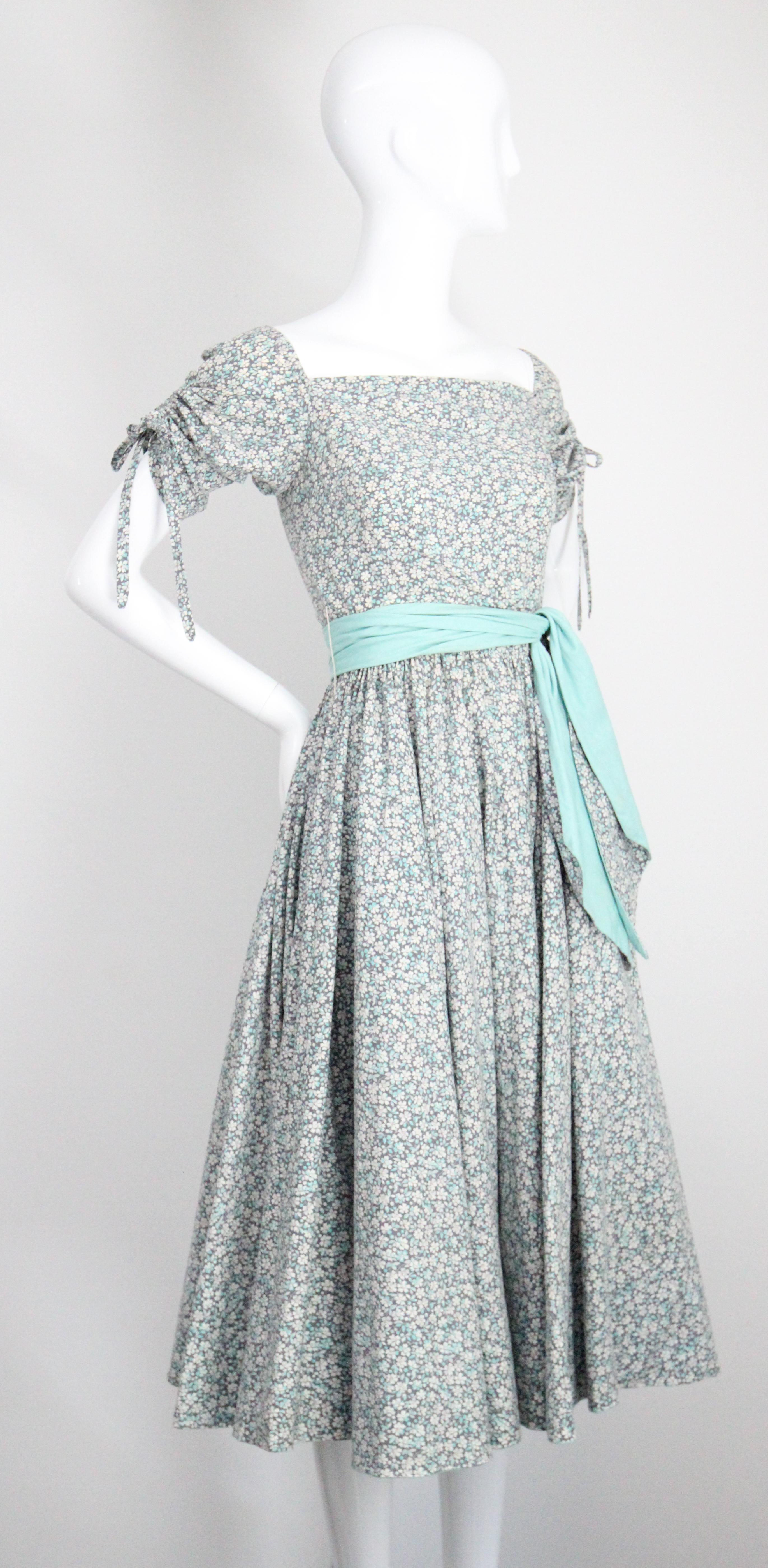 Vintage 1950s Vestido Floral Azul Círculo Completo 1950's Vestido de Día de Algodón UK 8 US 4 en Bueno estado para la venta en Cheltenham, GB