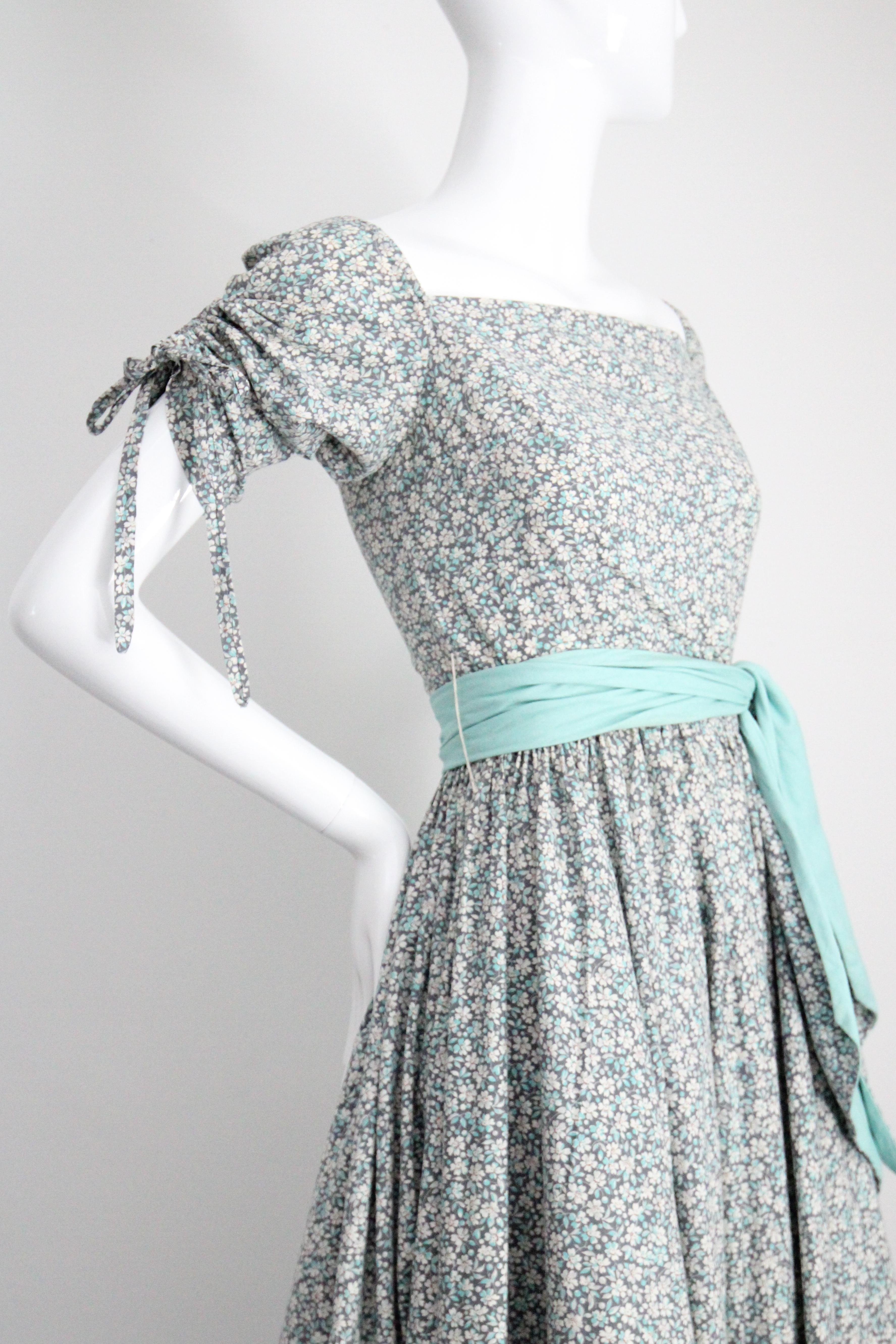 De las mujeres Vintage 1950s Vestido Floral Azul Círculo Completo 1950's Vestido de Día de Algodón UK 8 US 4 en venta