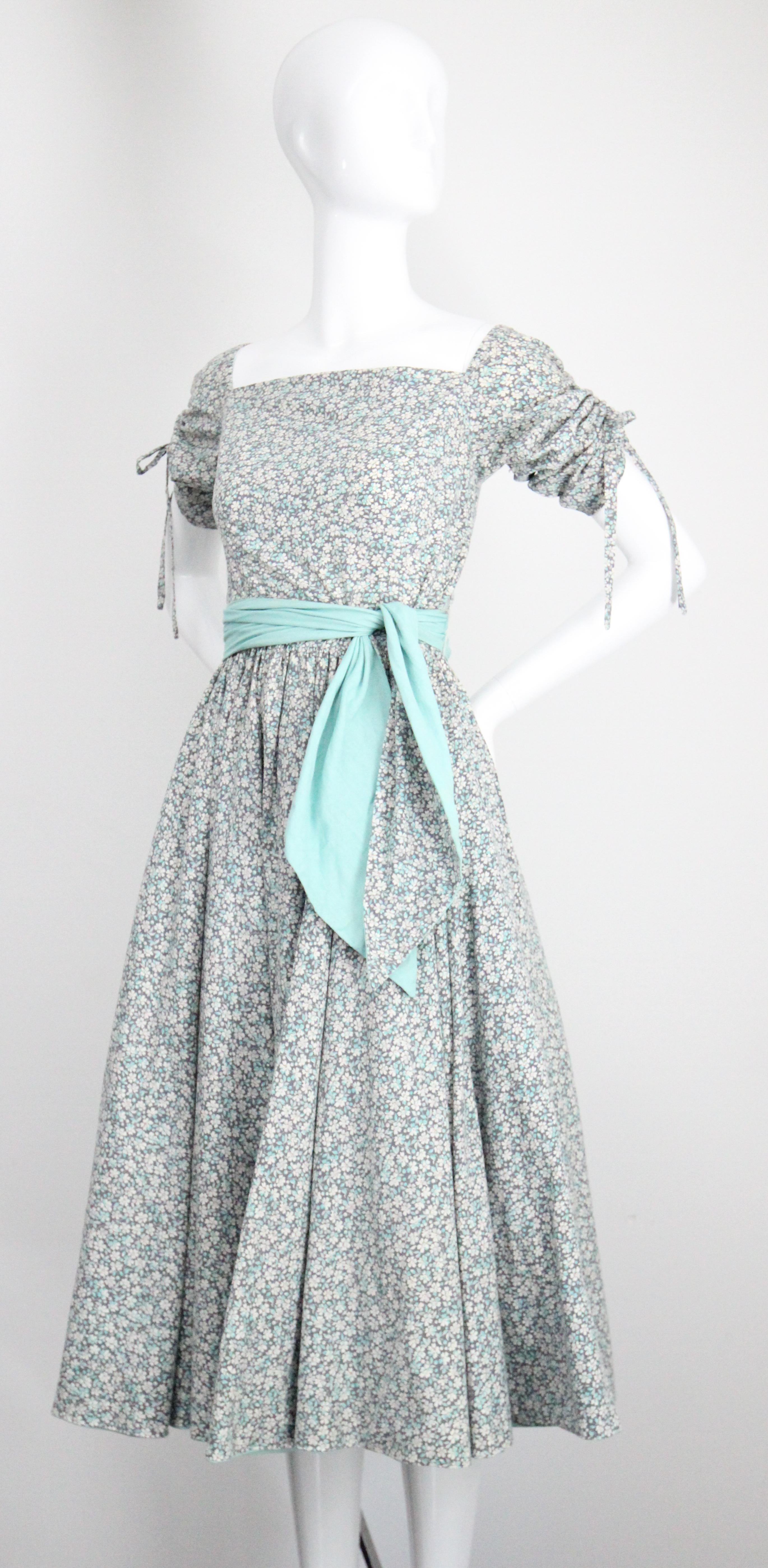 Vintage 1950s Vestido Floral Azul Círculo Completo 1950's Vestido de Día de Algodón UK 8 US 4 en venta 1