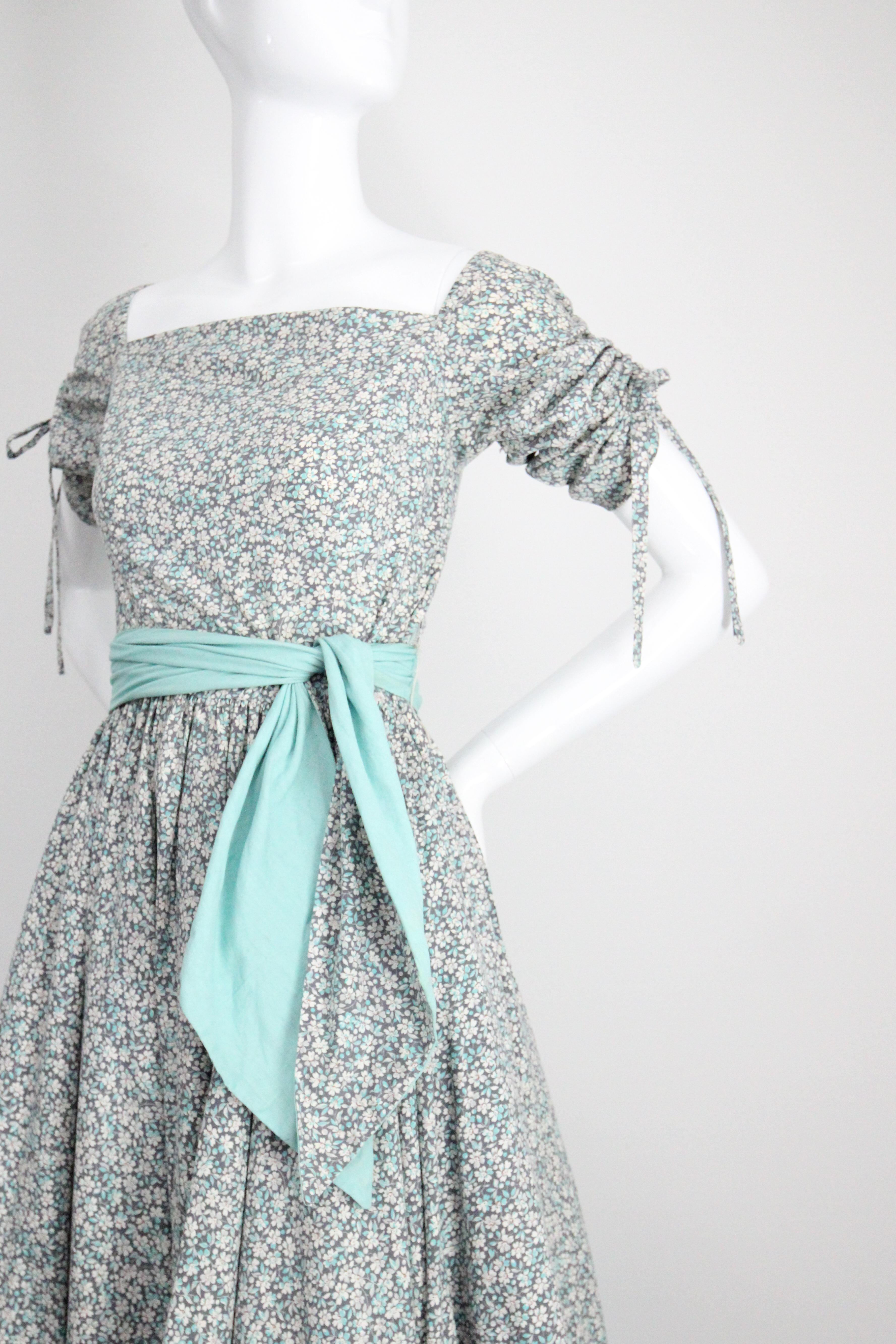 Vintage 1950s Vestido Floral Azul Círculo Completo 1950's Vestido de Día de Algodón UK 8 US 4 en venta 2
