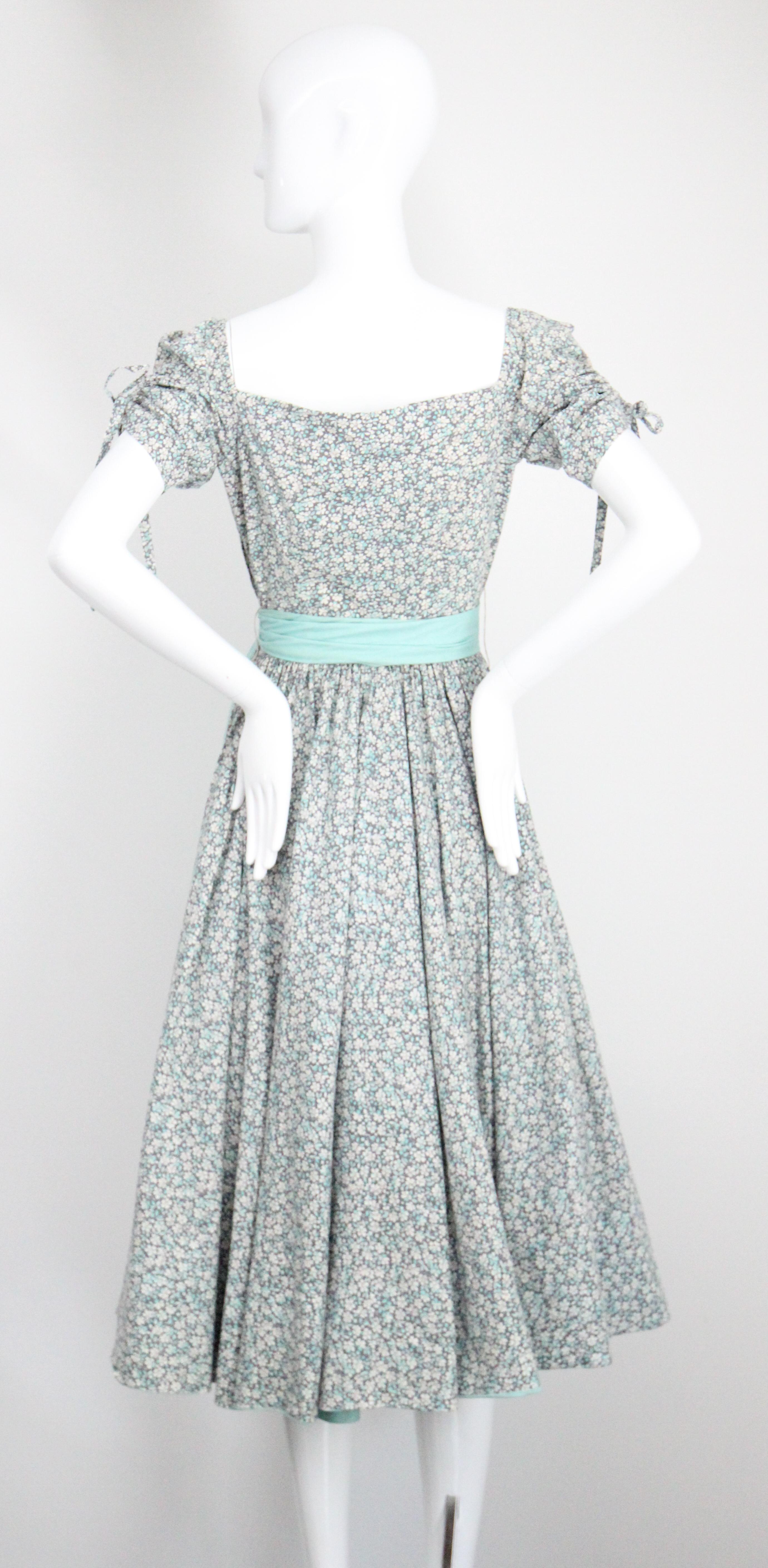 Vintage 1950s Vestido Floral Azul Círculo Completo 1950's Vestido de Día de Algodón UK 8 US 4 en venta 3
