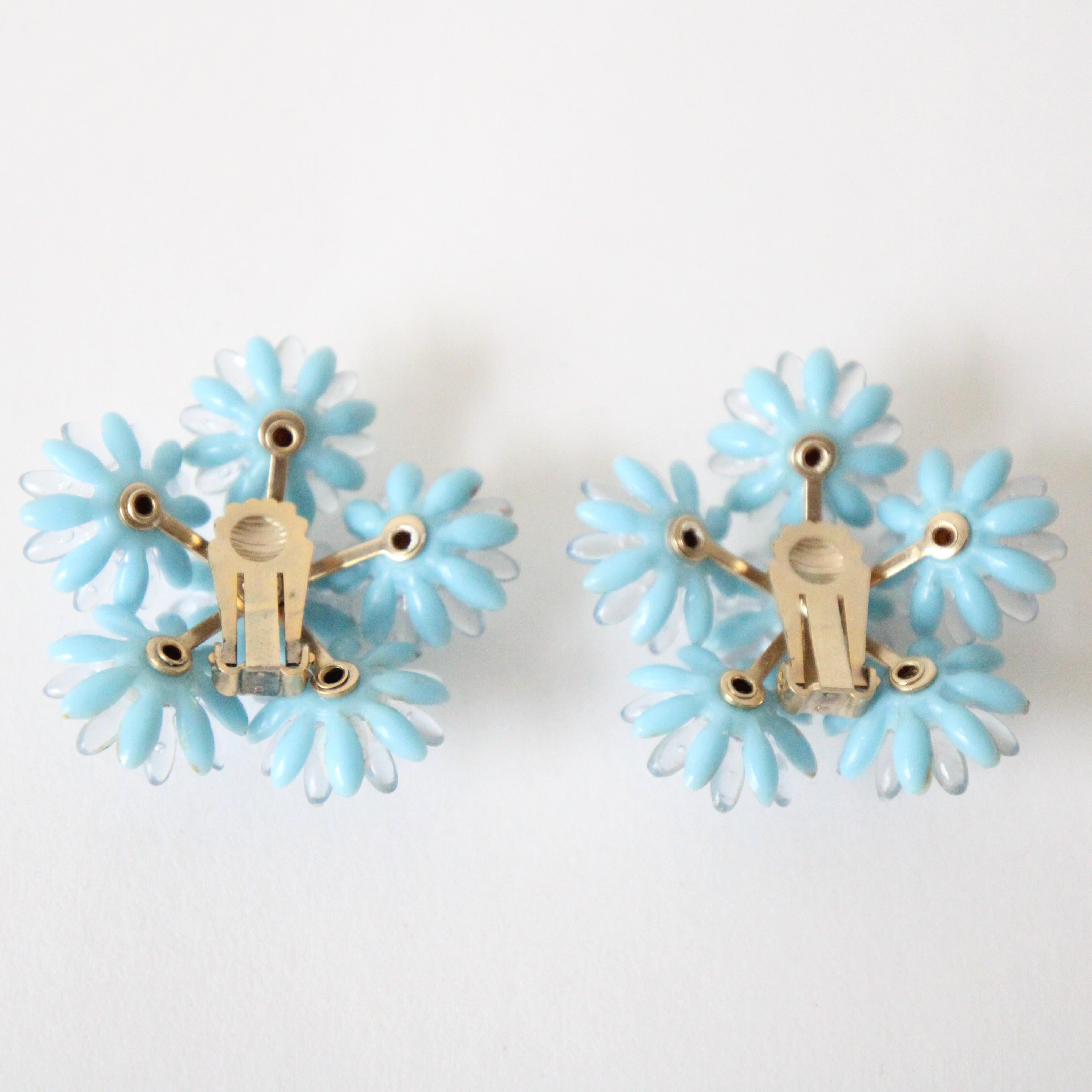 Vintage 1950's Blue Rhinestone Daisy Clip on earrings midcentury daisy earrings In Good Condition For Sale In Cheltenham, GB
