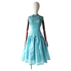 Robe vintage des années 1950 en organza de soie bleue avec strass plissée GB 10-12 US 6