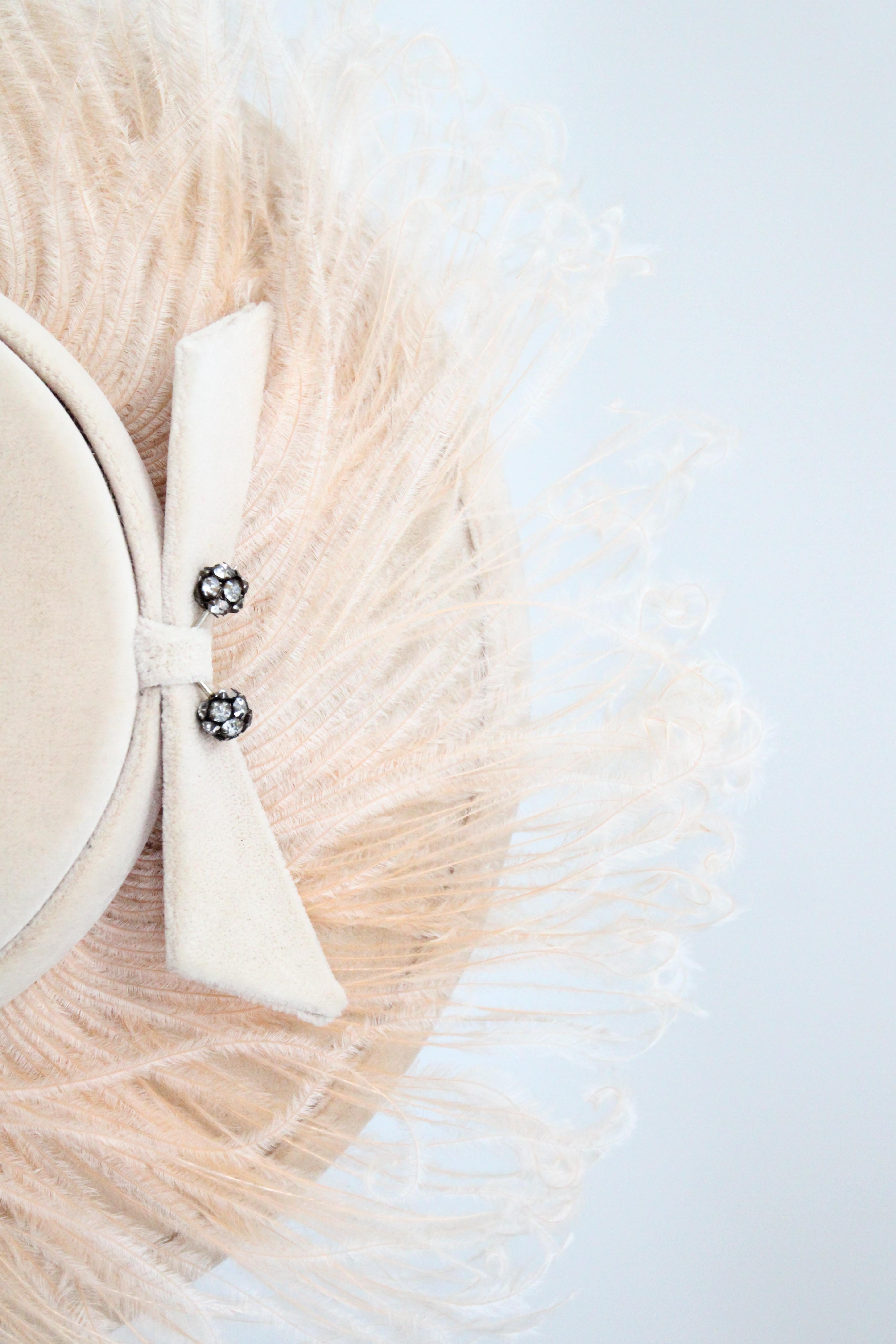 Vintage 1950's Blush Wide Brim Hat Ostrich Feather Velvet Saucer Hat 1950s hat en vente 4