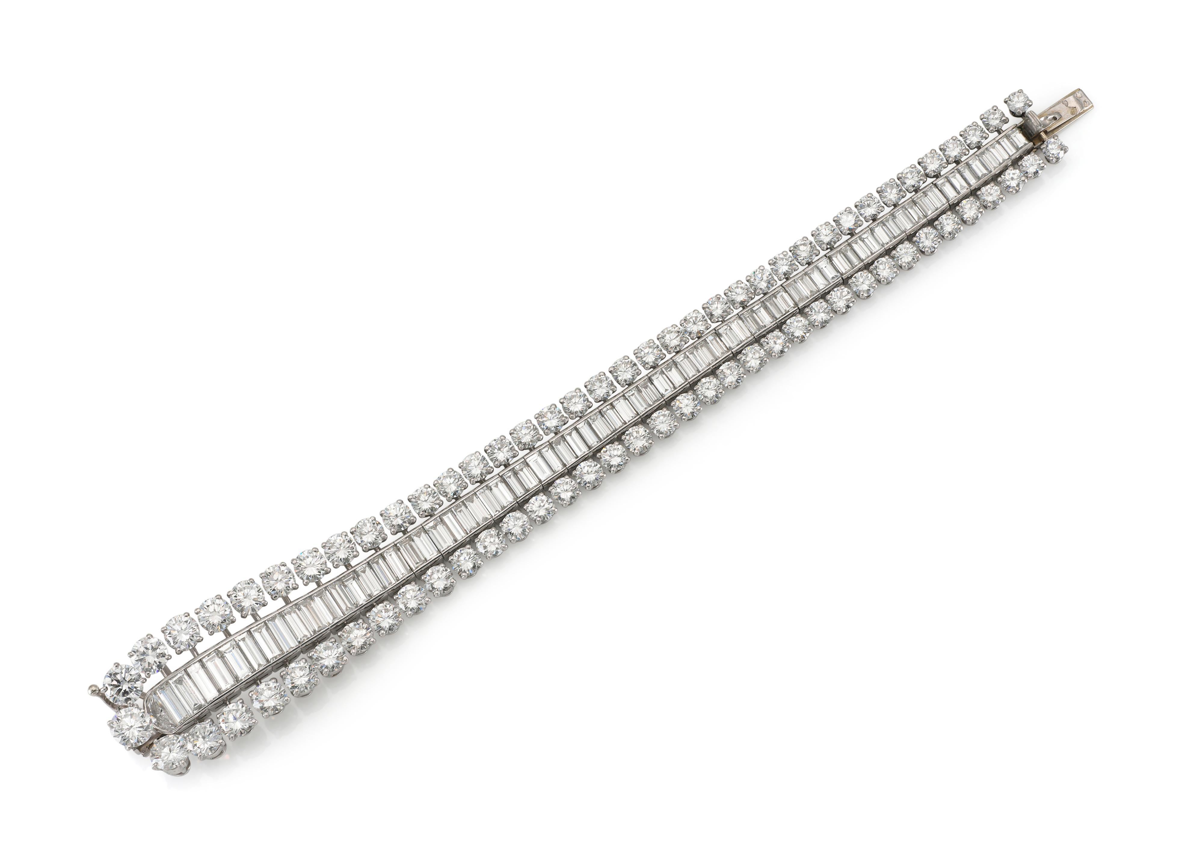 Finement réalisé en platine avec 75 diamants ronds de taille brillante pesant au total environ 31,00 carats, le plus gros pesant environ 1,25 carat et le plus petit environ 0,20 carat, ainsi qu'une demi-lune et 70 diamants de taille baguette pesant