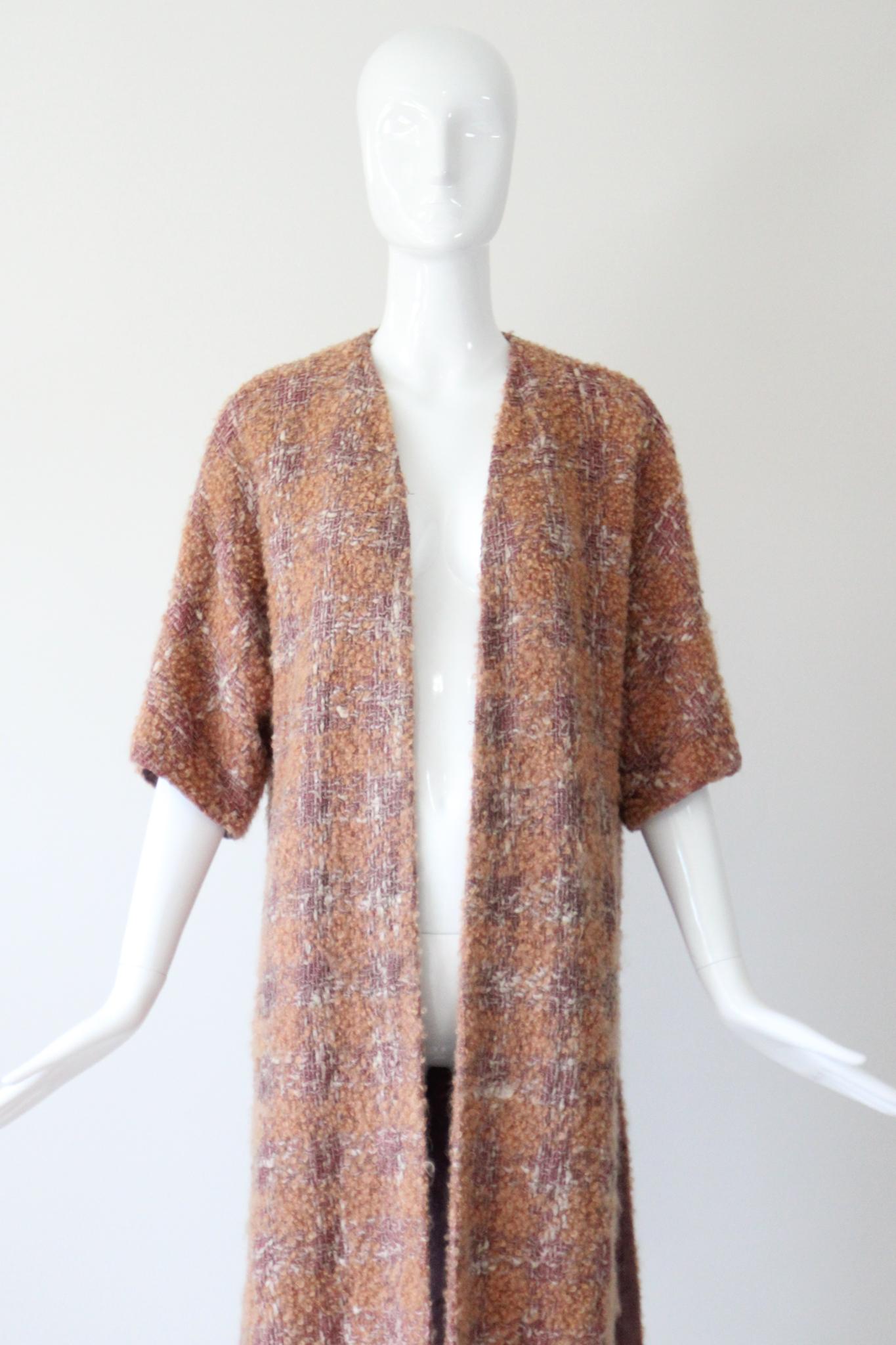 Réalisé dans les tons les plus chauds d'abricot et de taupe mauve avec des accents de crème, ce manteau original en laine bouclée des années 1950 est exactement la pièce qu'il vous faut pour accueillir la nouvelle saison. 

La coupe bord à bord