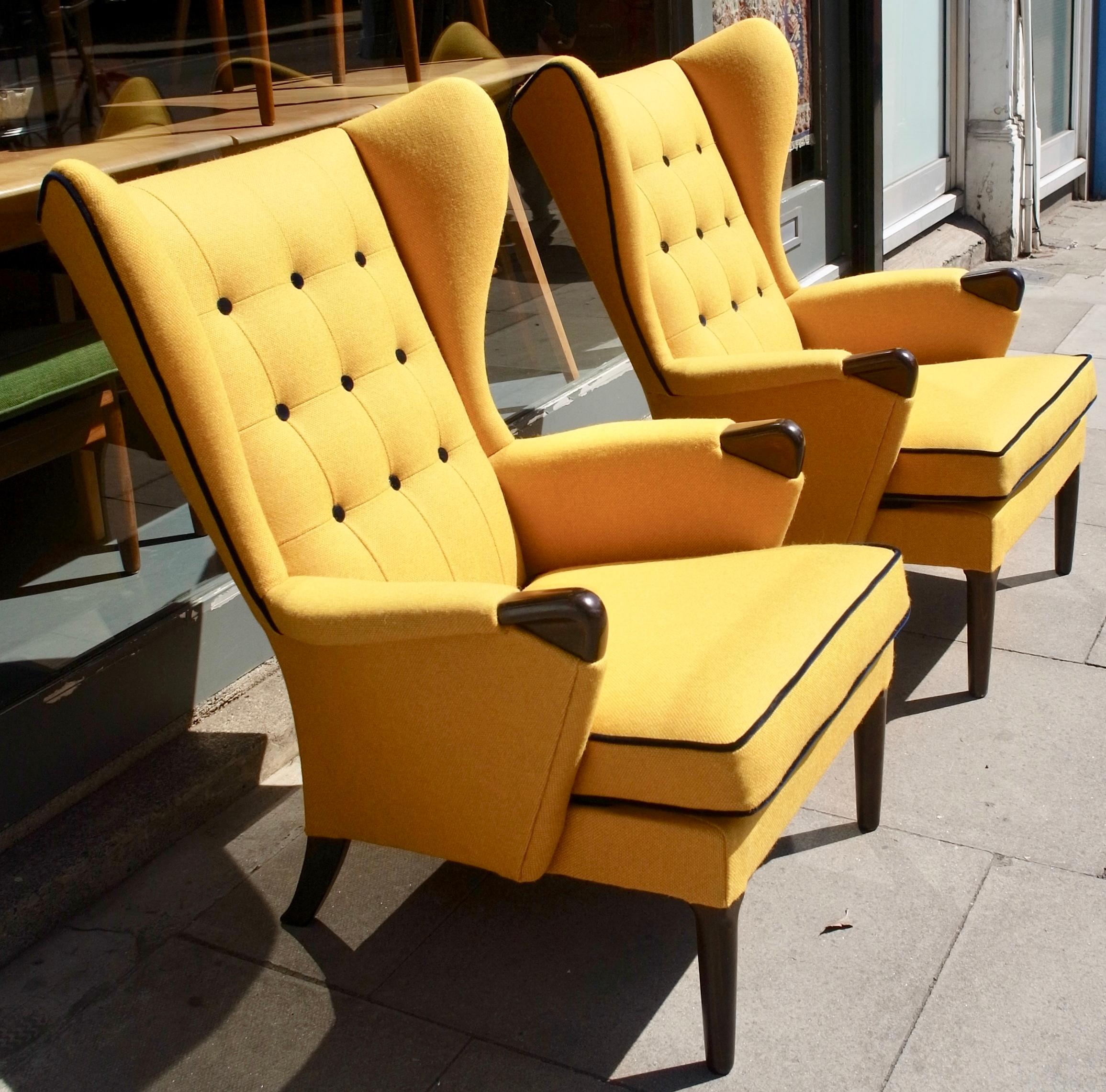 Vintage 1950s British wingback armchair upholstered in quality  yellow textile For Sale 4