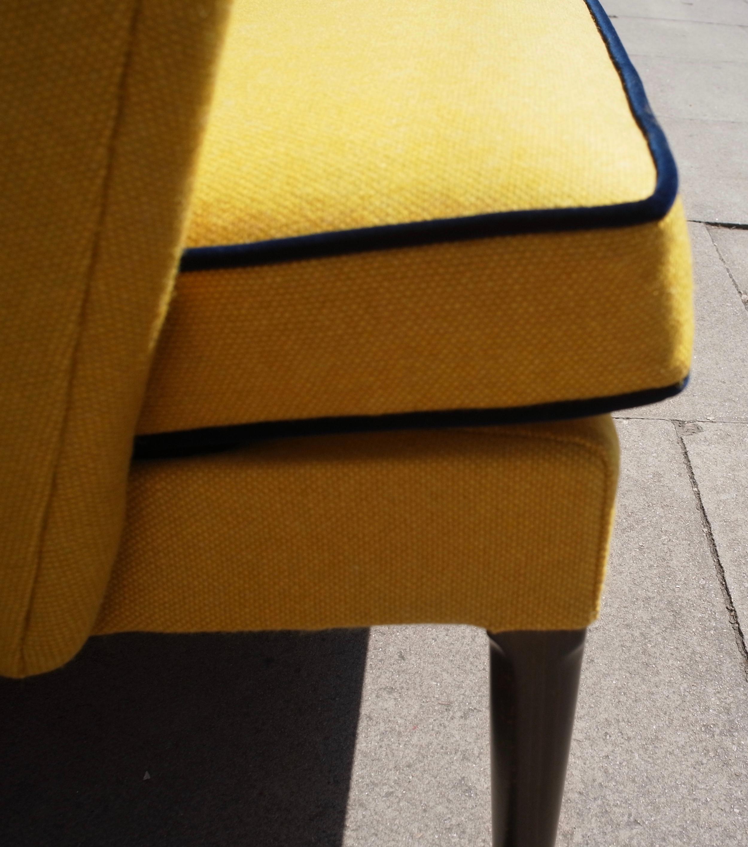 Vintage 1950s British wingback armchair upholstered in quality  yellow textile For Sale 6