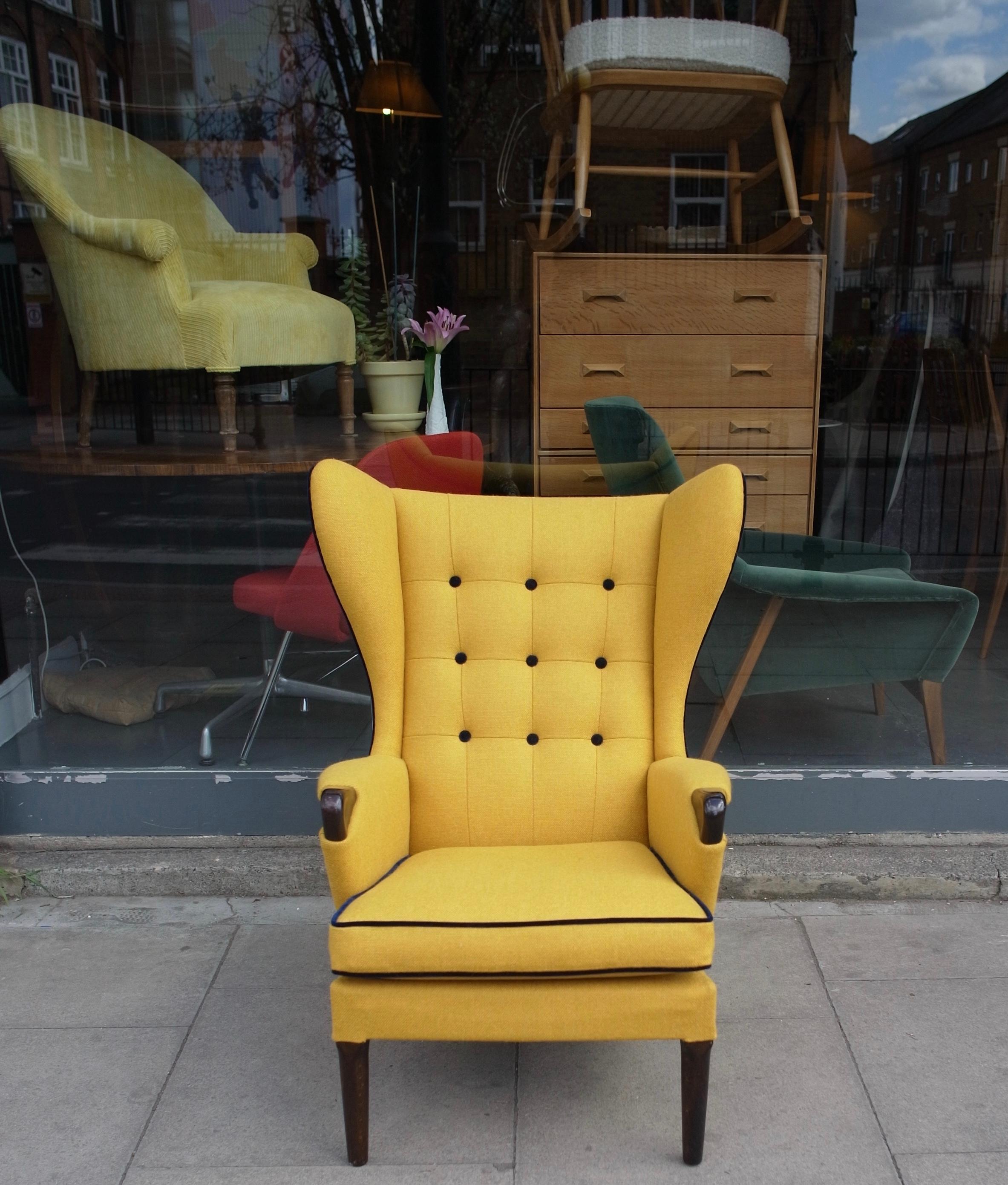Vintage 1950s British wingback armchair upholstered in quality  yellow textile For Sale 7