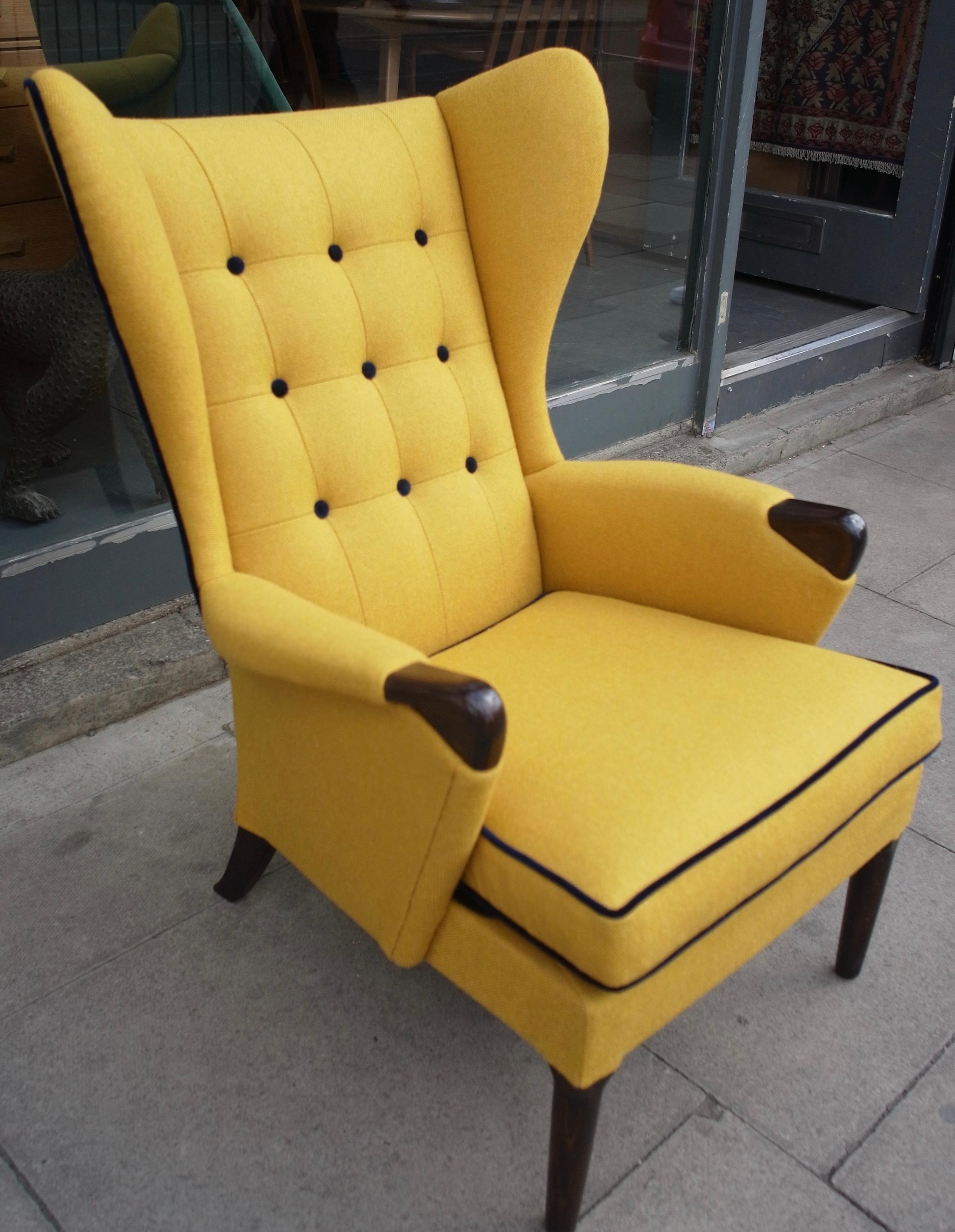 English Vintage 1950s British wingback armchair upholstered in quality  yellow textile For Sale
