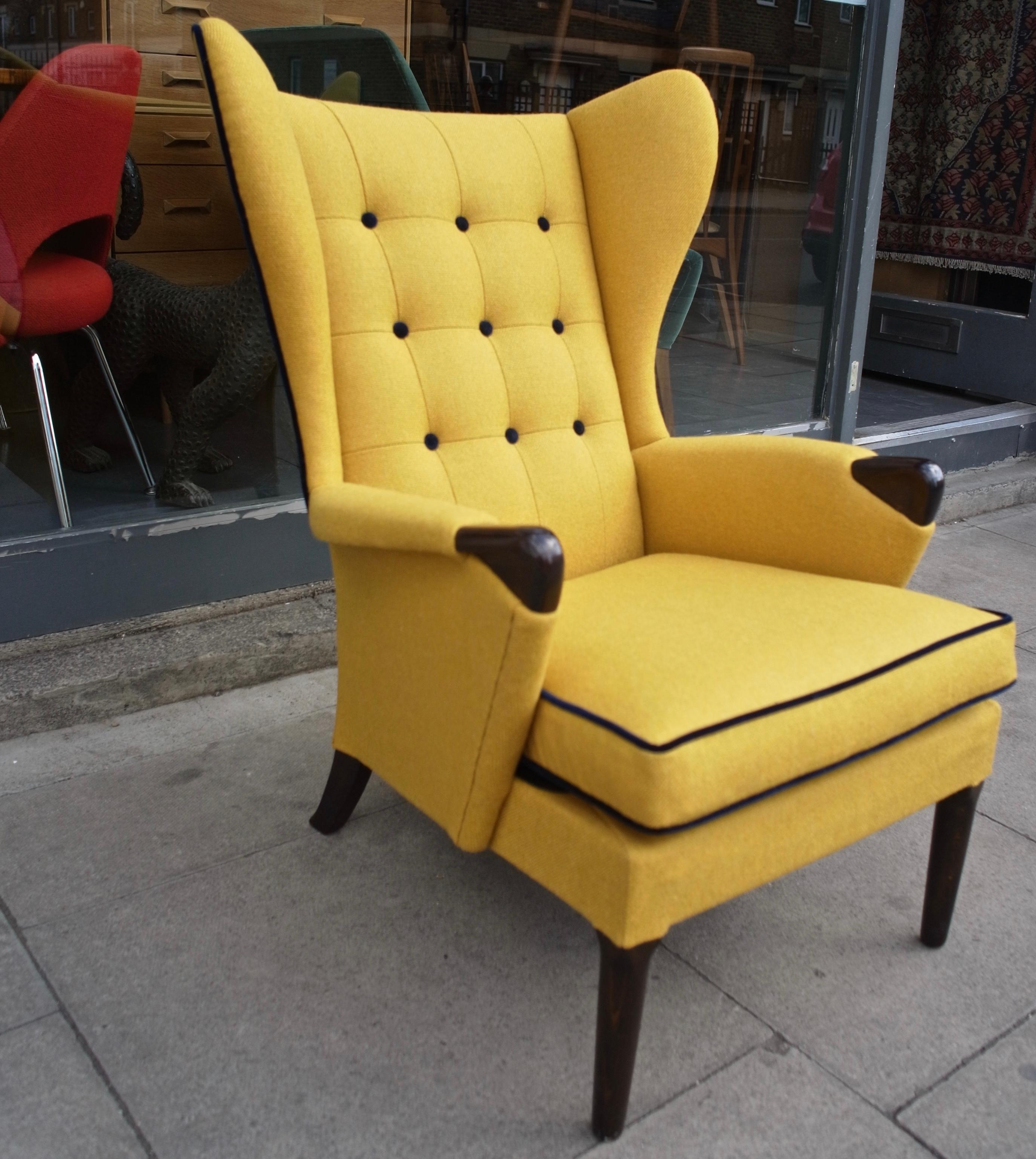 Vintage 1950s British wingback armchair upholstered in quality  yellow textile In Good Condition For Sale In London, GB