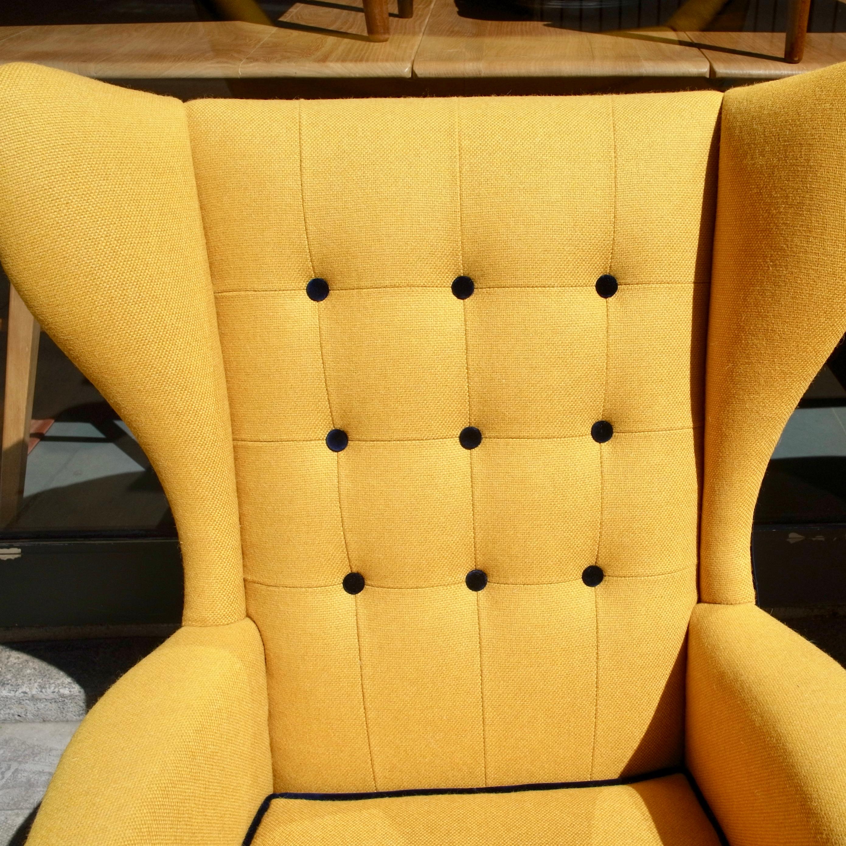 Vintage 1950s British wingback armchair upholstered in quality  yellow textile For Sale 1