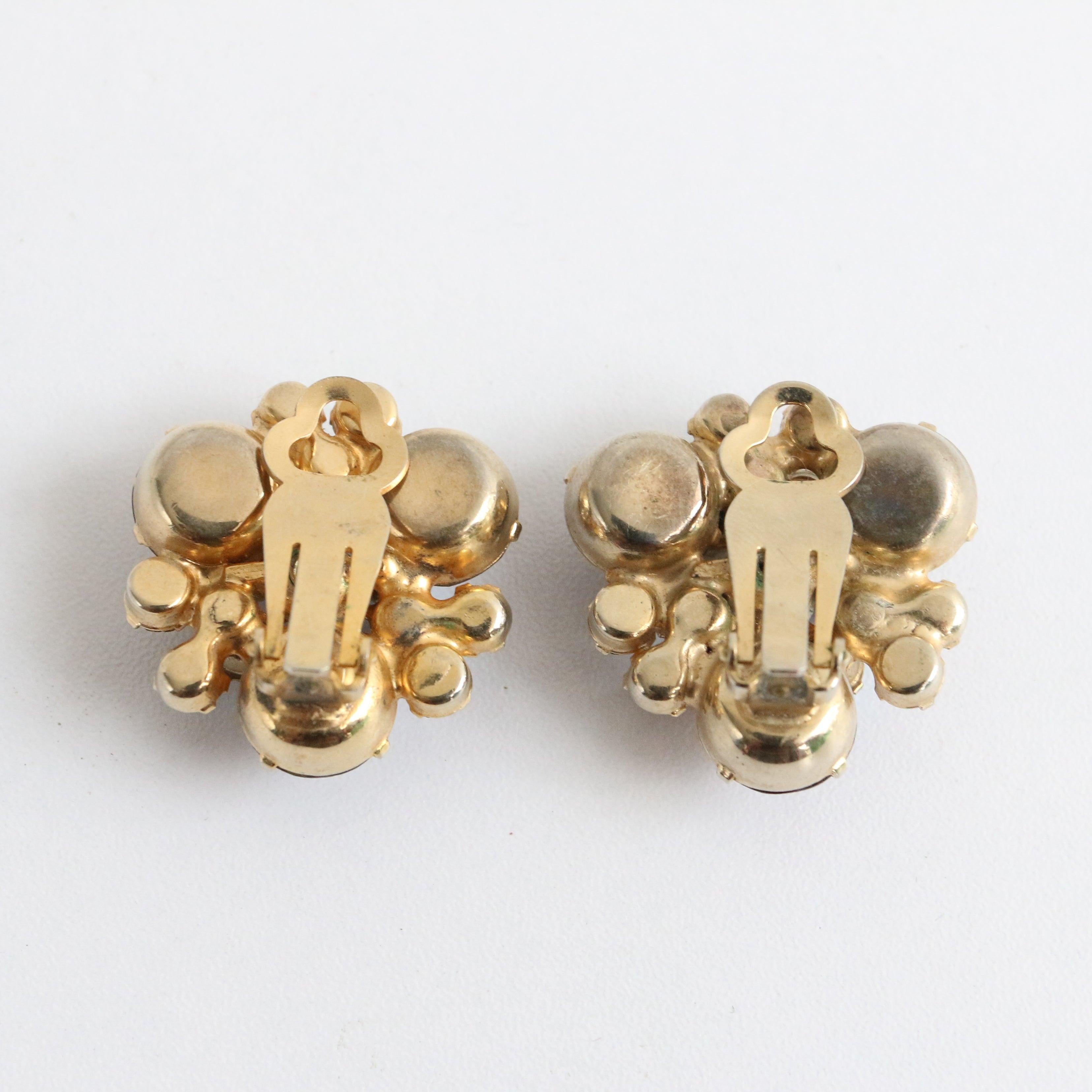 Pendientes de clip con brillantitos iridiscentes de bronce de los años 50 Vintage en Bueno estado para la venta en Cheltenham, GB