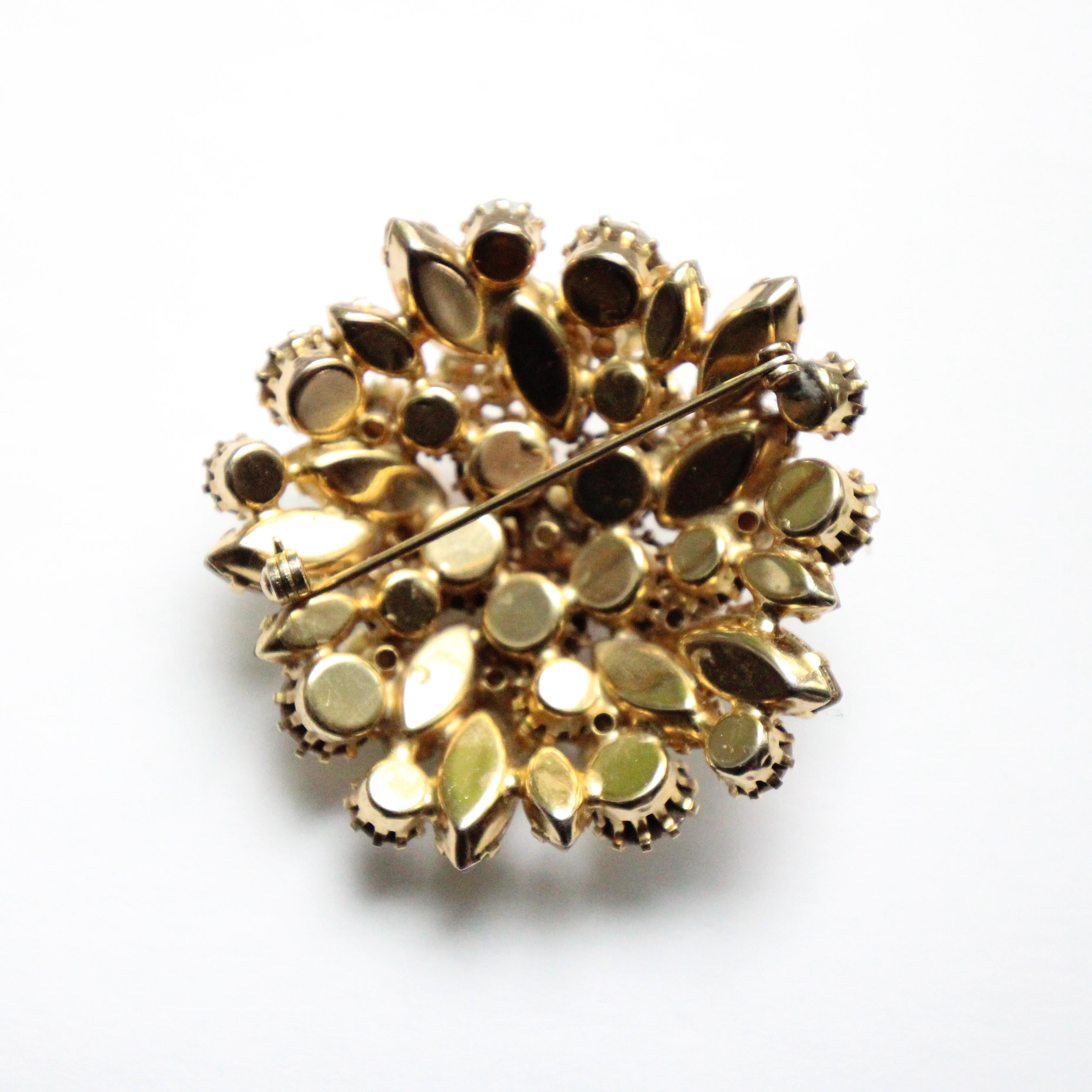 Vintage 1950's Brooch iridescent glass rhinestone and pearl floral brooch pin In Good Condition For Sale In Cheltenham, GB