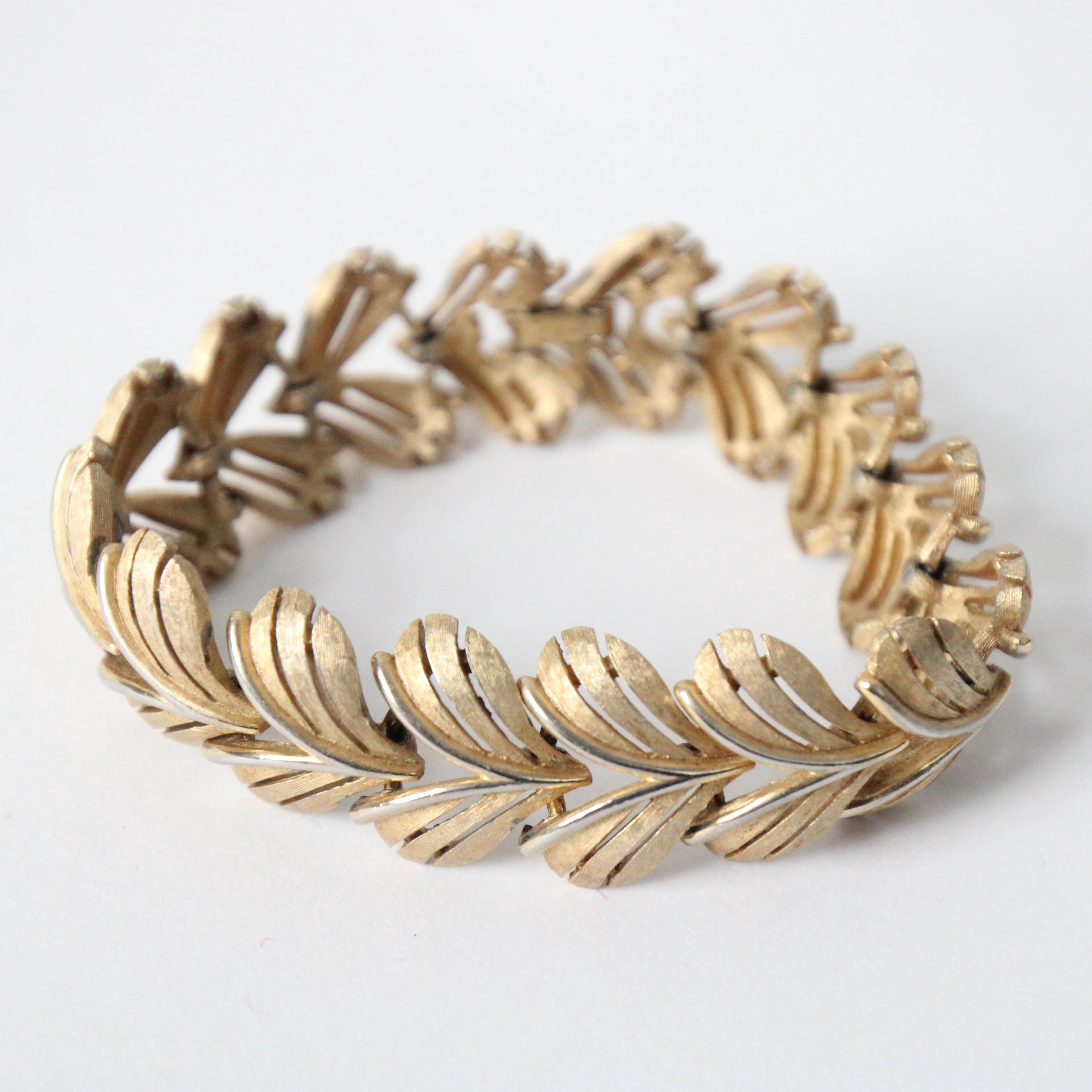 Rétro Vintage 1950's brushed gold leaf Trifari link Bracelet 1950s Trifari jewellery en vente