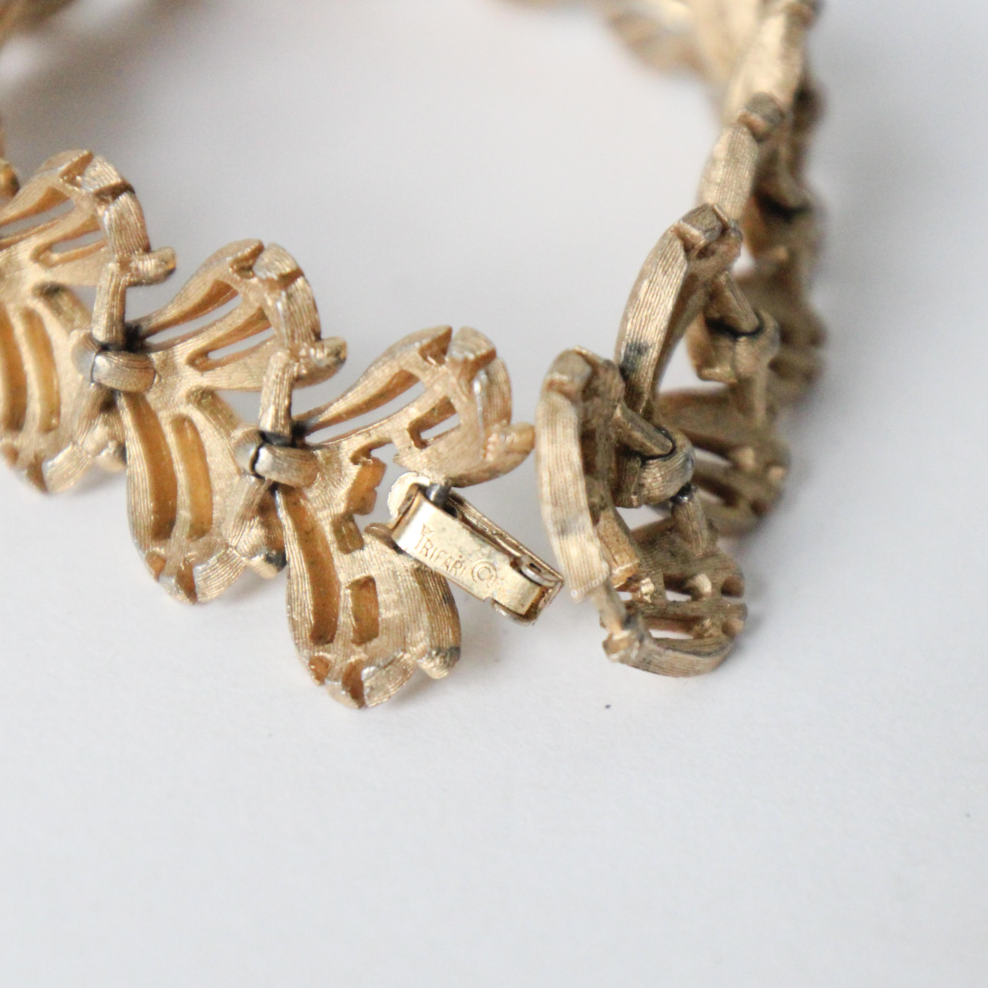 Vintage 1950's brushed gold leaf Trifari link Bracelet 1950s Trifari jewellery Bon état - En vente à Cheltenham, GB