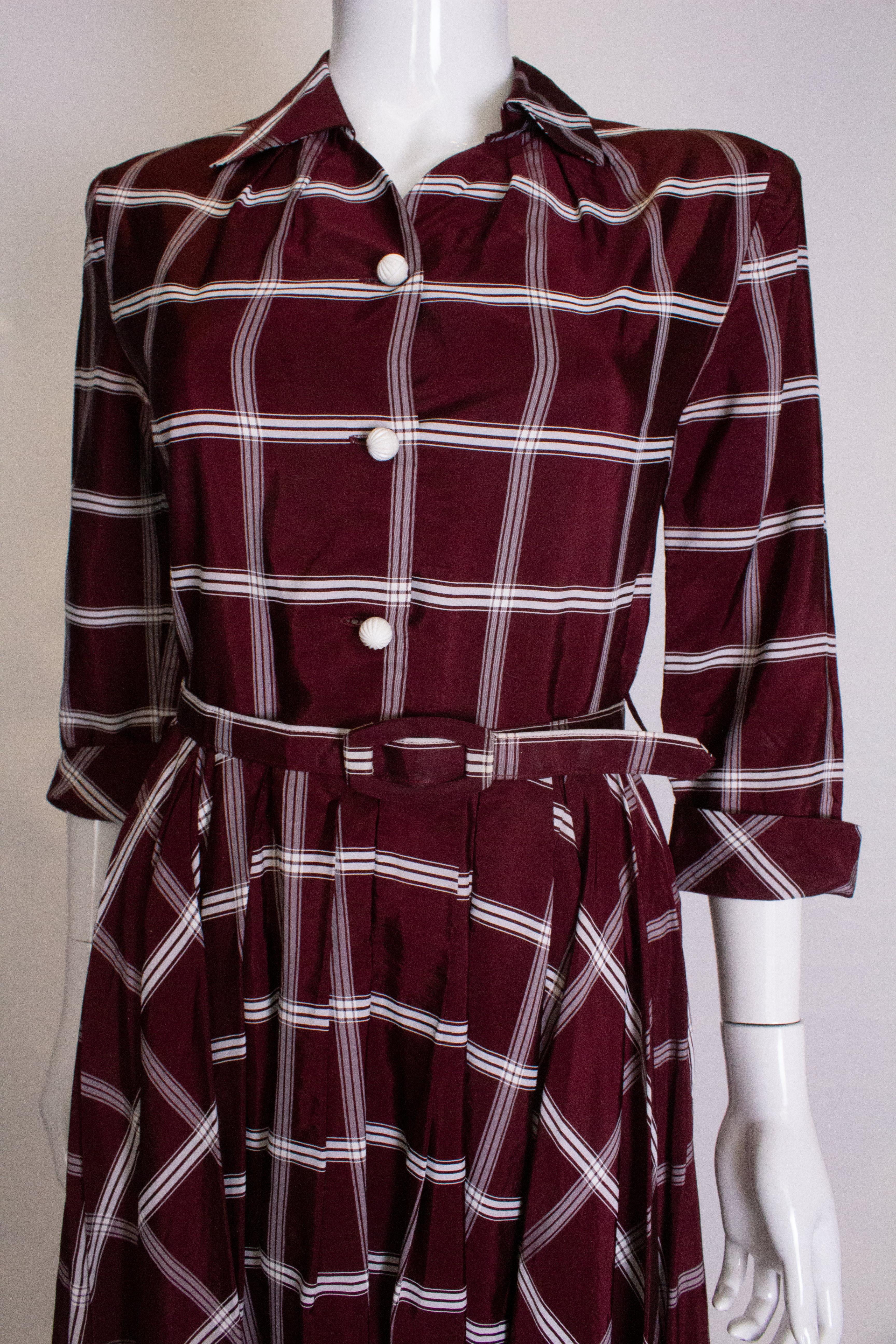 Robe chemise blanche et bourgogne vintage des années 1950 Pour femmes en vente