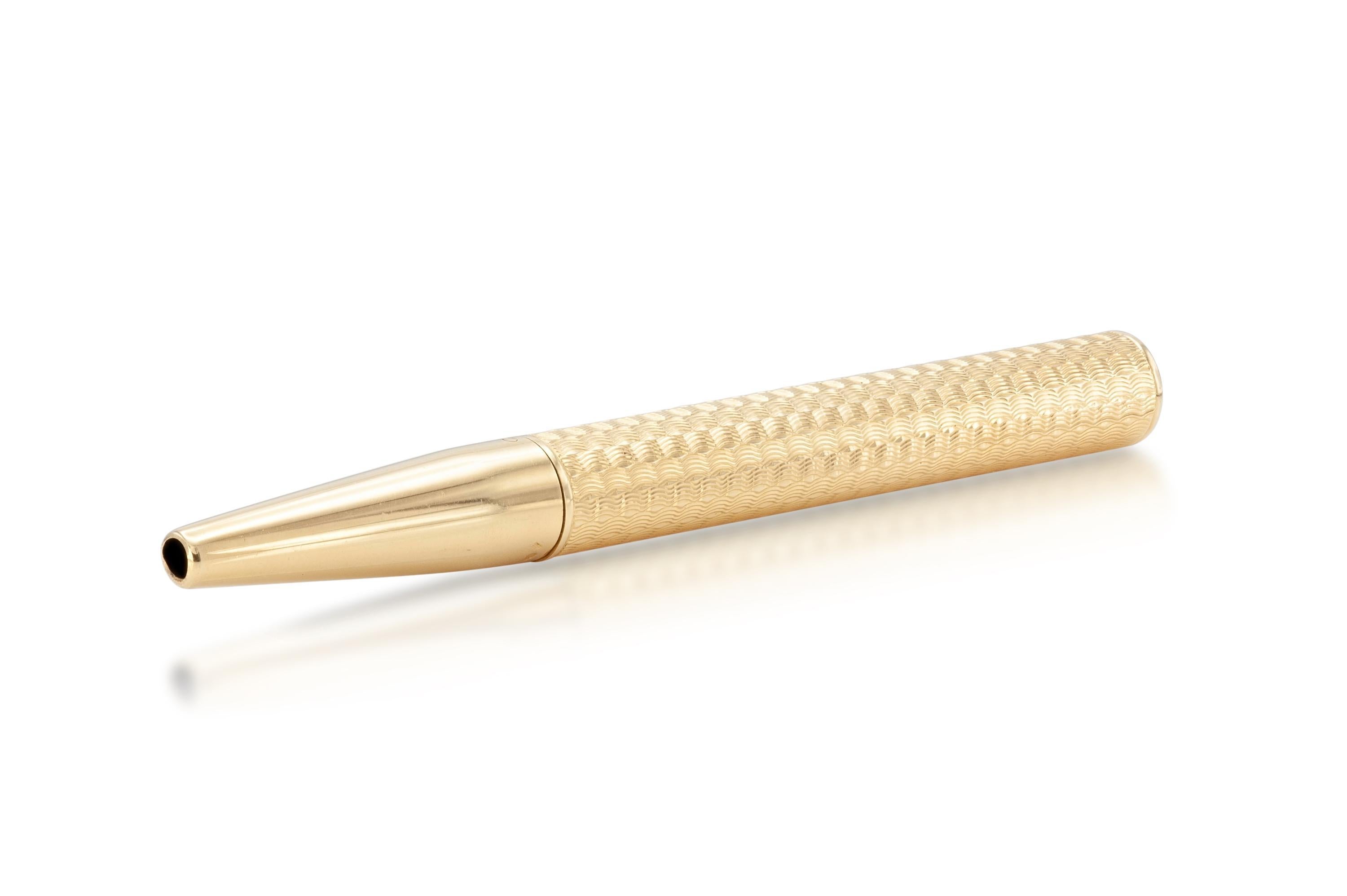 Fein ausgearbeitet in 18k Gelbgold
Signiert von Cartier
Circa 1950er Jahre
3 1/2 x 3/8 Zoll