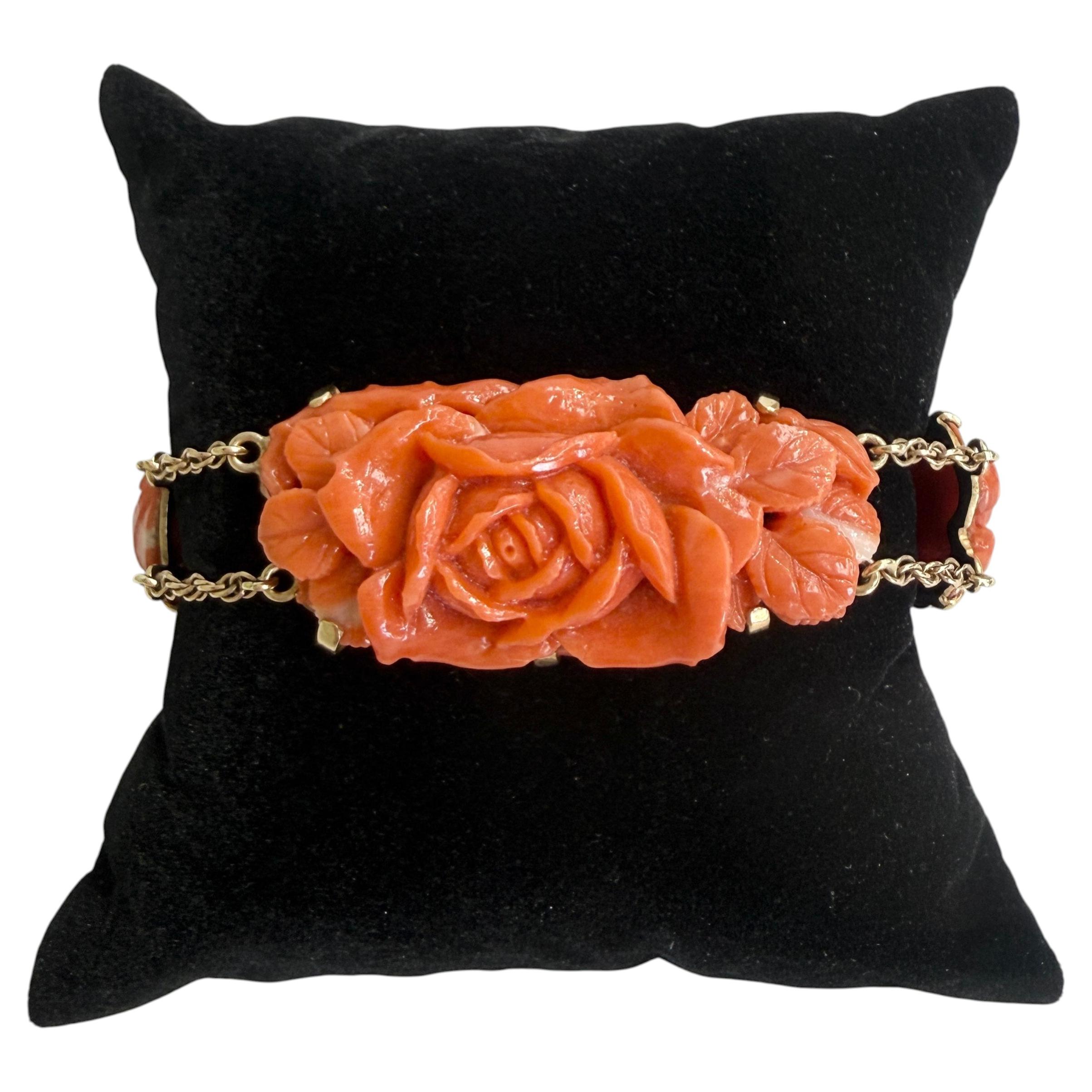 Pulsera vintage de los años 50 con coral tallado y oro amarillo de 14k