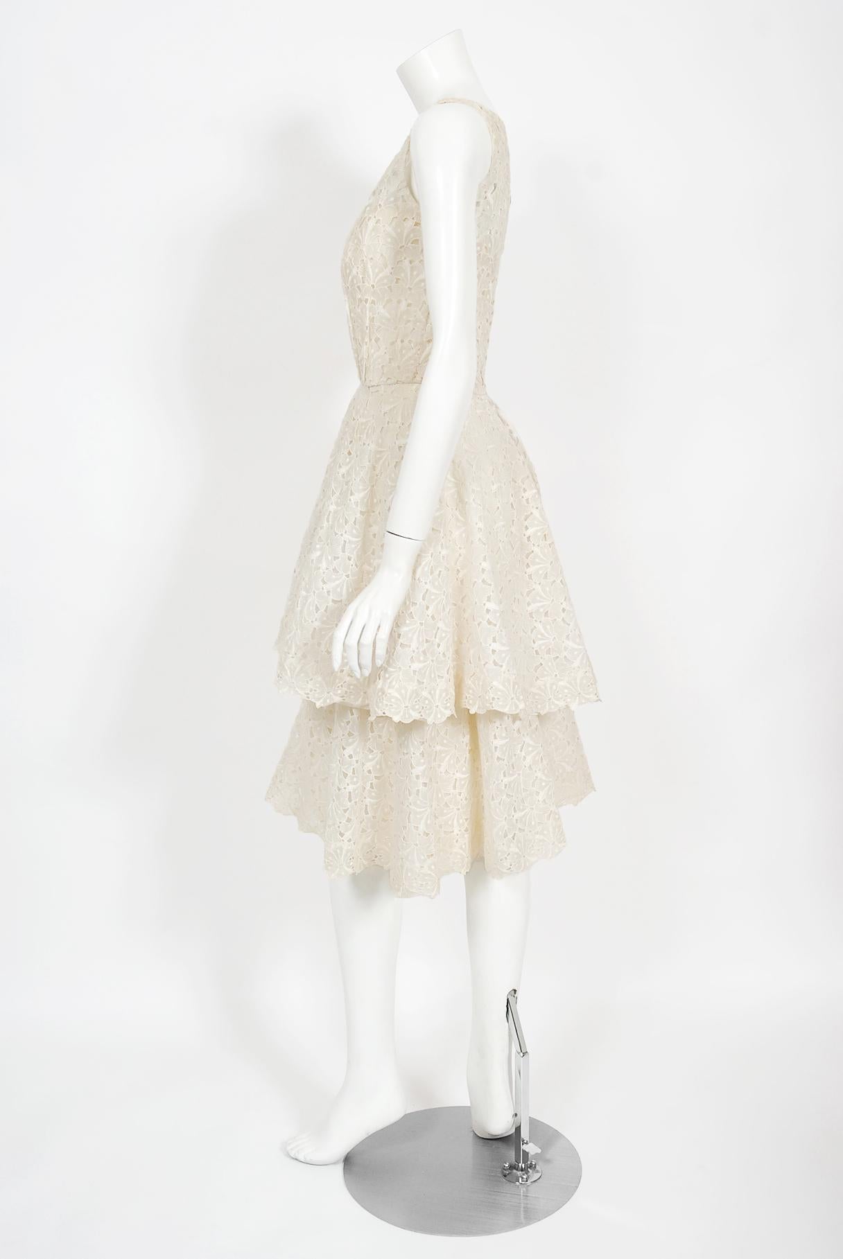 Vintage 1950's Ceil Chapman Ivory Embroidered Eyelet Cotton Tiered Bridal Dress en vente 1